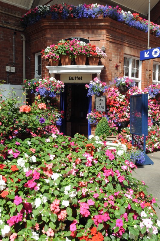 - I did mention that wall of flowers on the concourse!