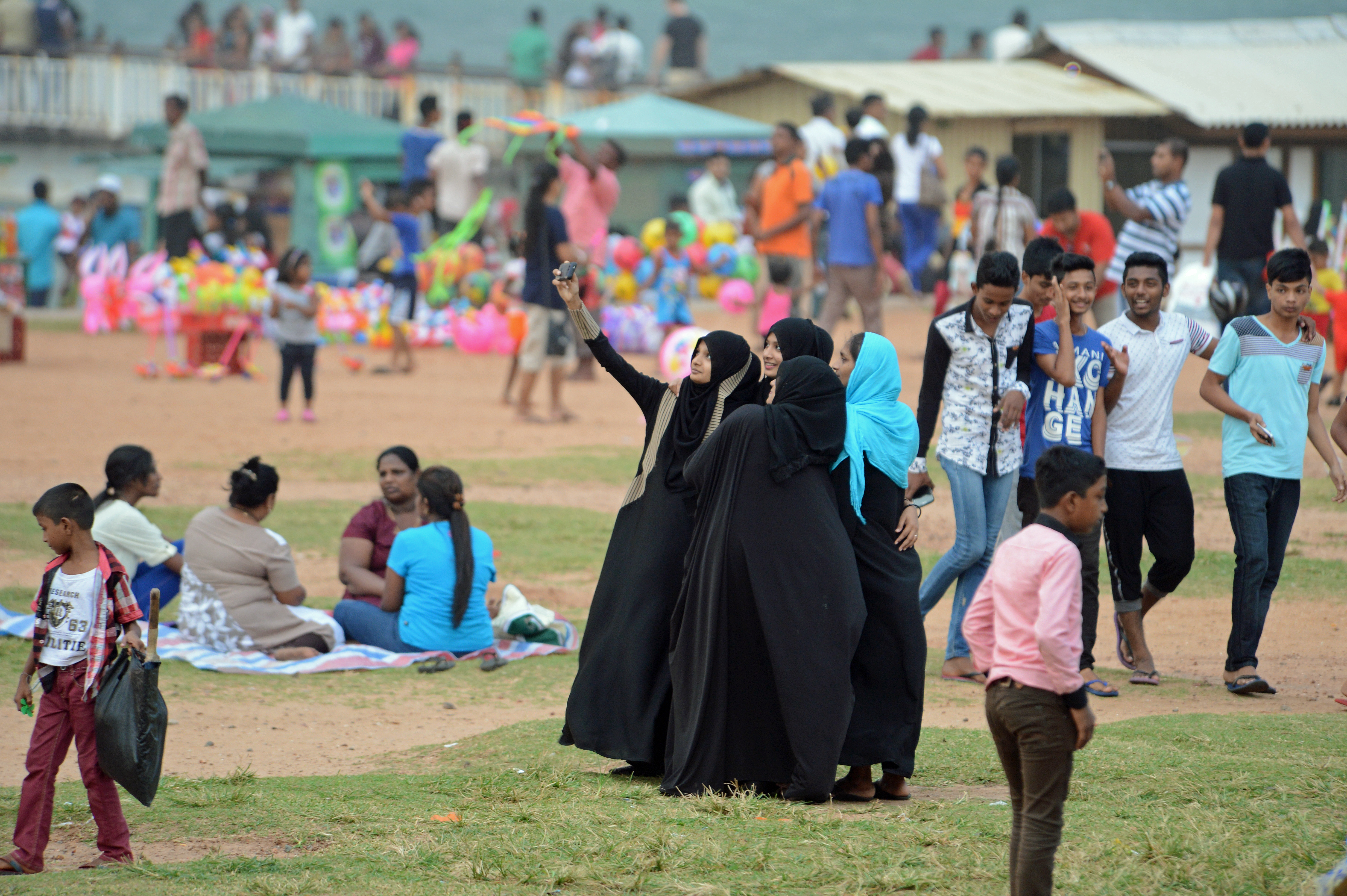 DG237218. Selfies on Galle Face Green. Colombo. Sri Lanka. 10.1.16.