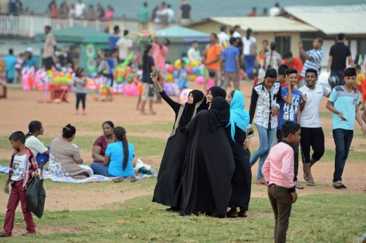 DG237218. Selfies on Galle Face Green. Colombo. Sri Lanka. 10.1.16.