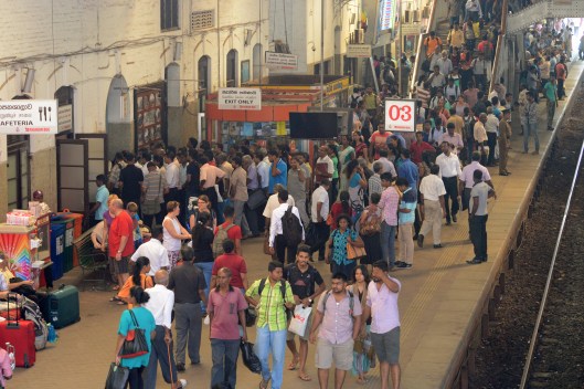 DG237482. Pax waiting for the 10.35 Colombo to Kandy at Fort. Sri Lanka. 12.1.16.