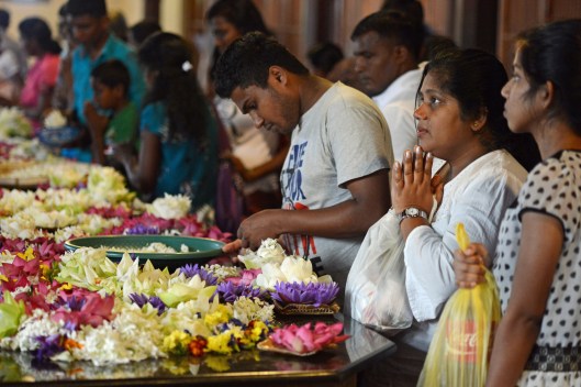 DG237612. Offering prayers and flowers.Temple of the tooth. Kandy. Sri Lanka. 13.1.16.