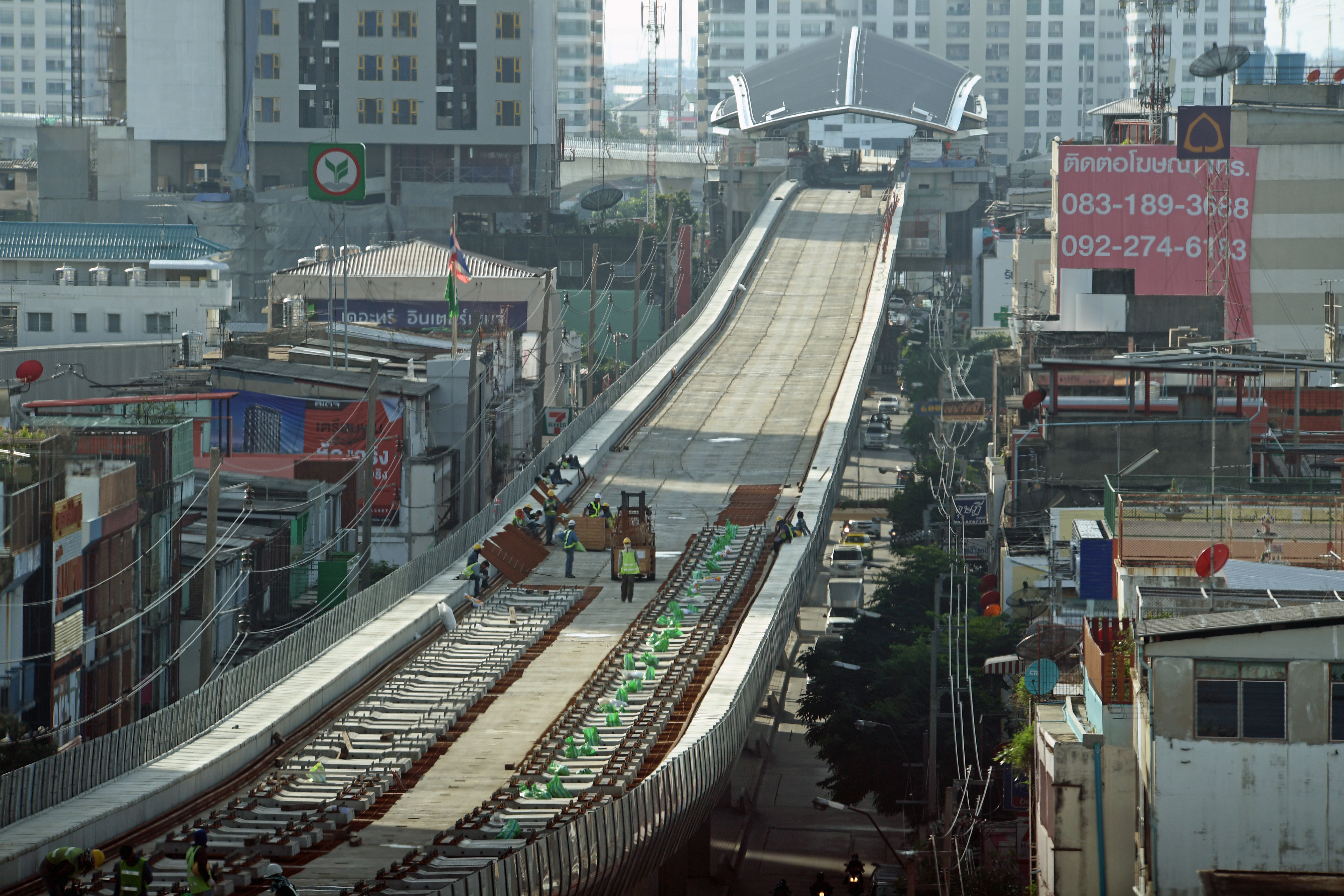 dg262613-fitting-out-the-blue-line-tao-poon-bangkok-thailand-11-1-16