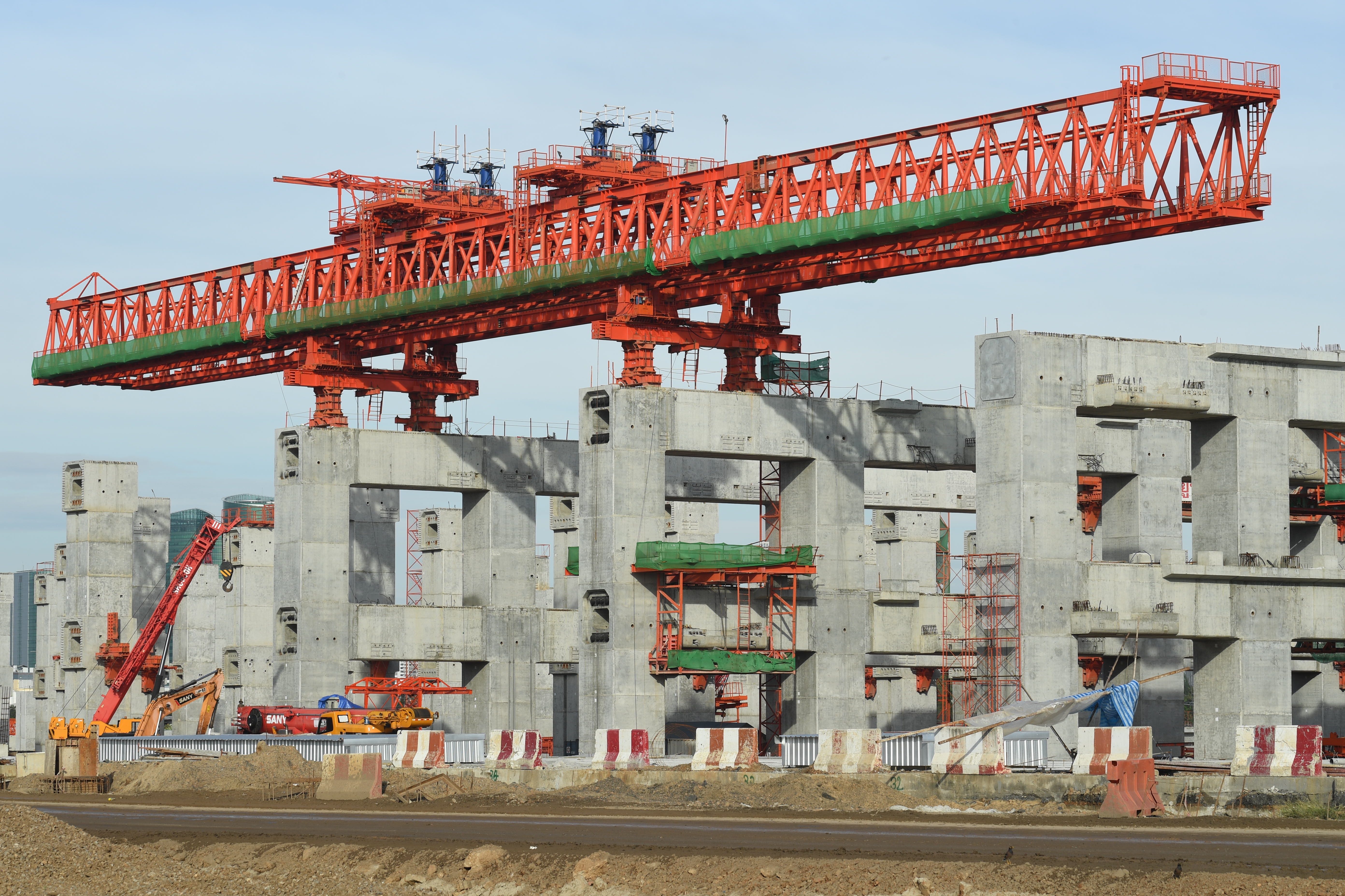 dg262635-building-the-new-station-bang-sue-bangkok-thailand-11-1-17