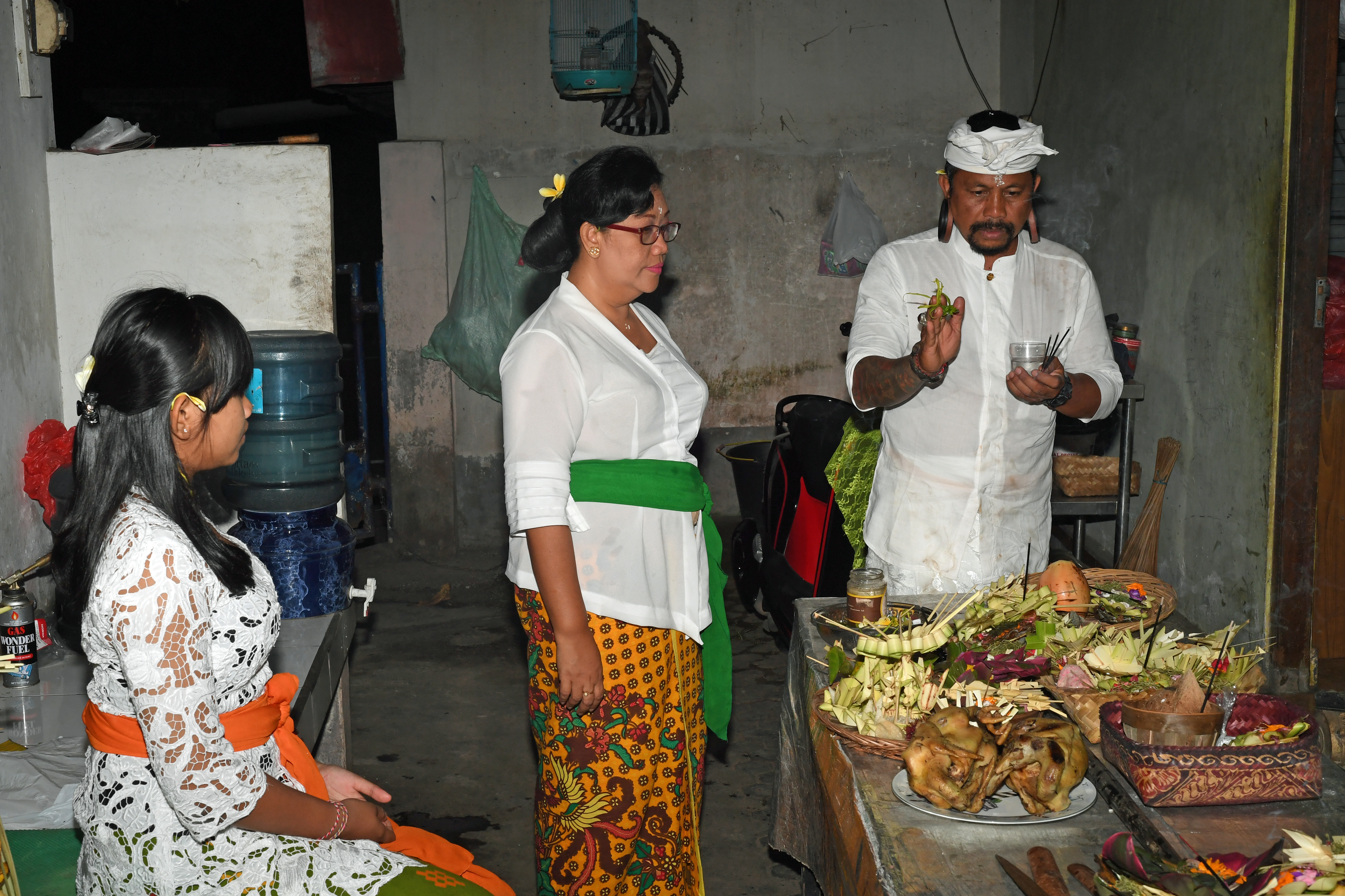 DG264167. Blessing offerings for Tumpak Landep. Bali. Indonesia. 4.2.17.JPG