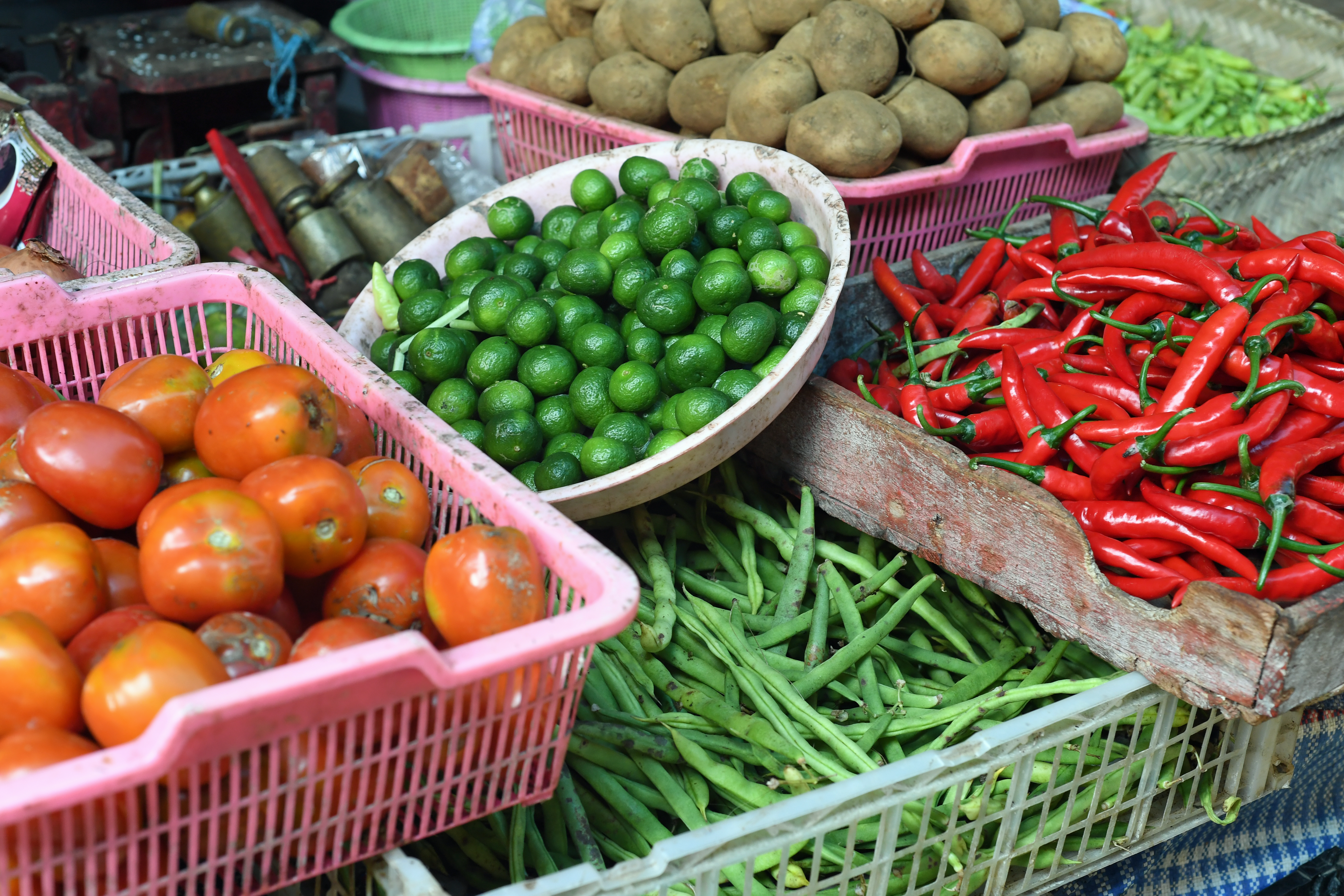 dg264380-fruit-and-veg-in-the-local-market-pejeng-ubud-bali-indonesia-7-2-17