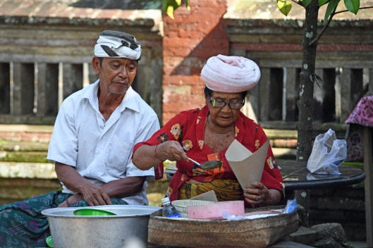 dg264493-buying-breakfast-at-the-local-market-pejeng-ubud-bali-indonesia-7-2-17