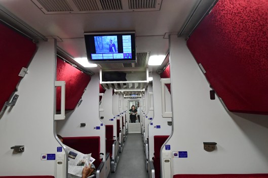 dg267278-interior-srt-chinese-sleeper-train-32-hat-yai-bangkok-thailand-25-2-17