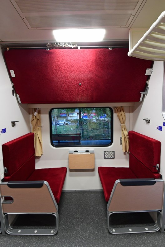 dg267283-seating-bay-srt-chinese-sleeper-train-32-hat-yai-bangkok-thailand-25-2-17