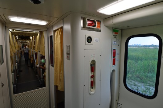 dg267306-vestibule-srt-chinese-sleeper-train-32-hat-yai-bangkok-thailand-25-2-17