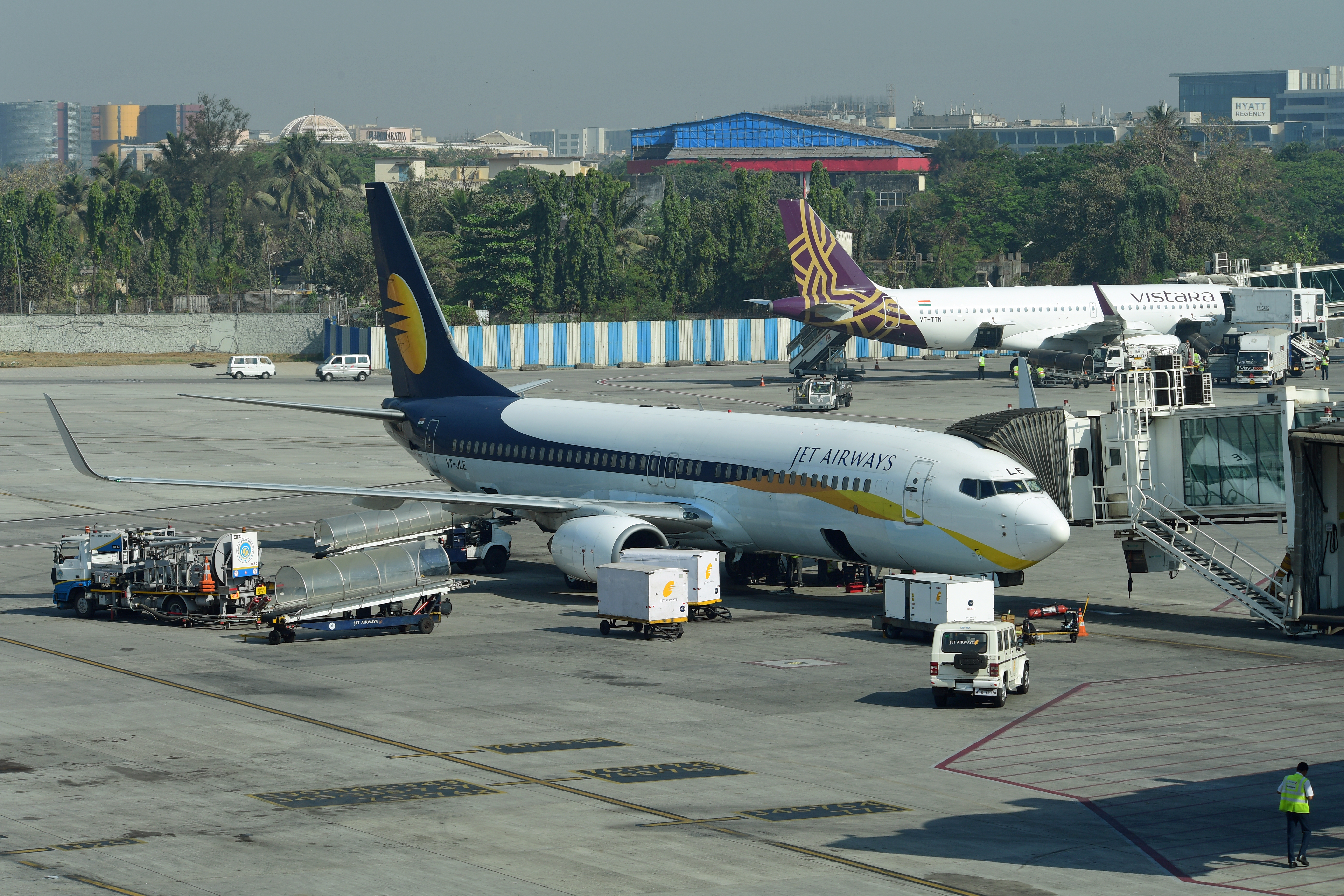 dg267402-jet-airways-boeing-737-800-vt-jle-mumbai-india-27-2-17