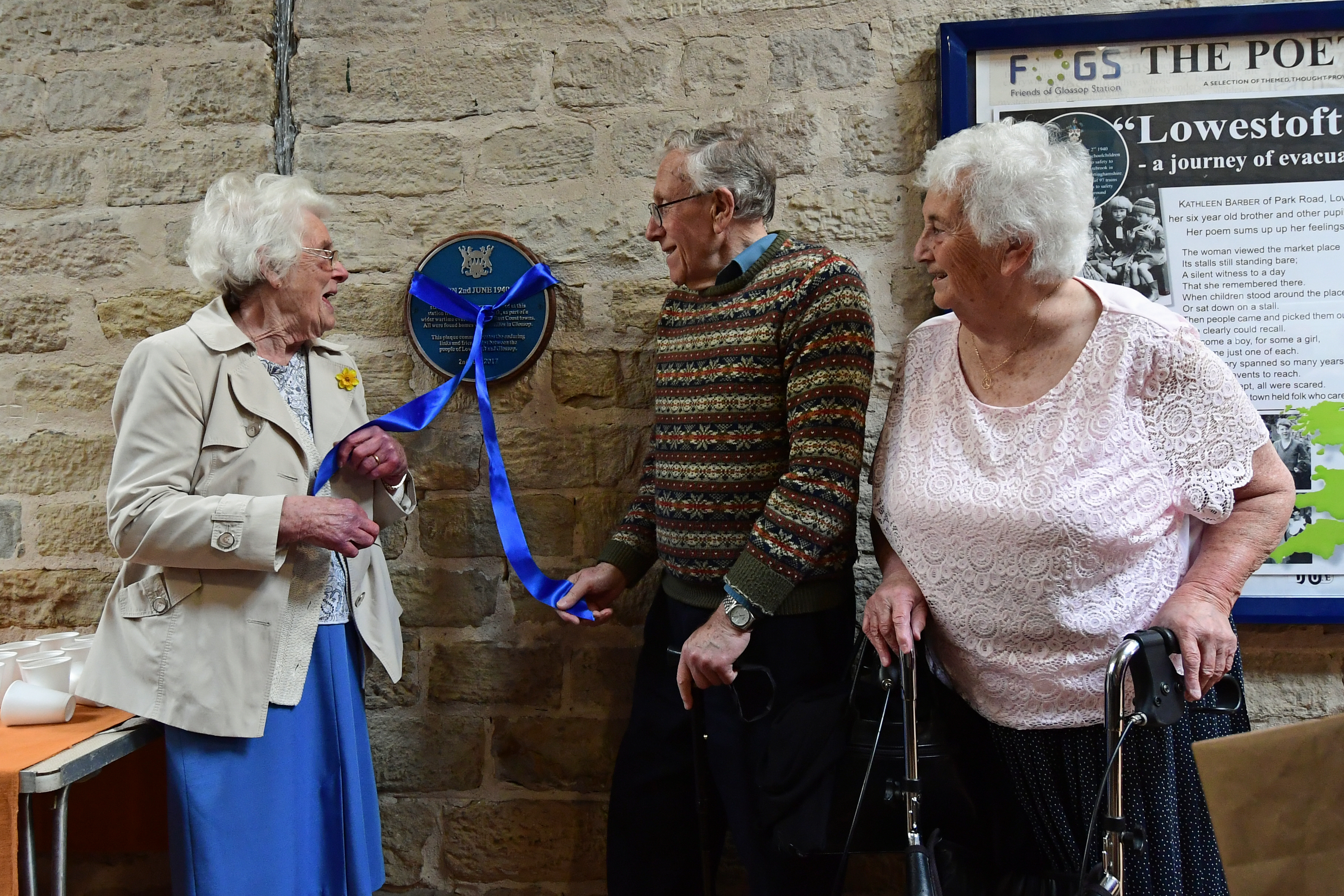 DG271489. Some of the original Lowestoft evacuees unveil a commemorative plaque. Glossop. 2.6.17
