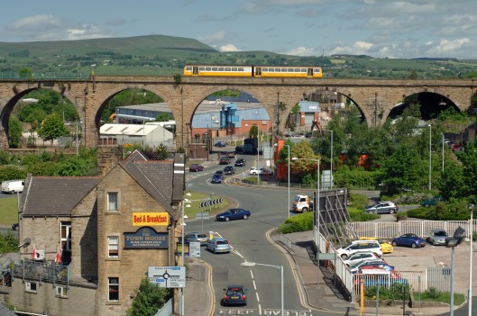 DG10626. Northern class 142. Burnley. 25.5.07.