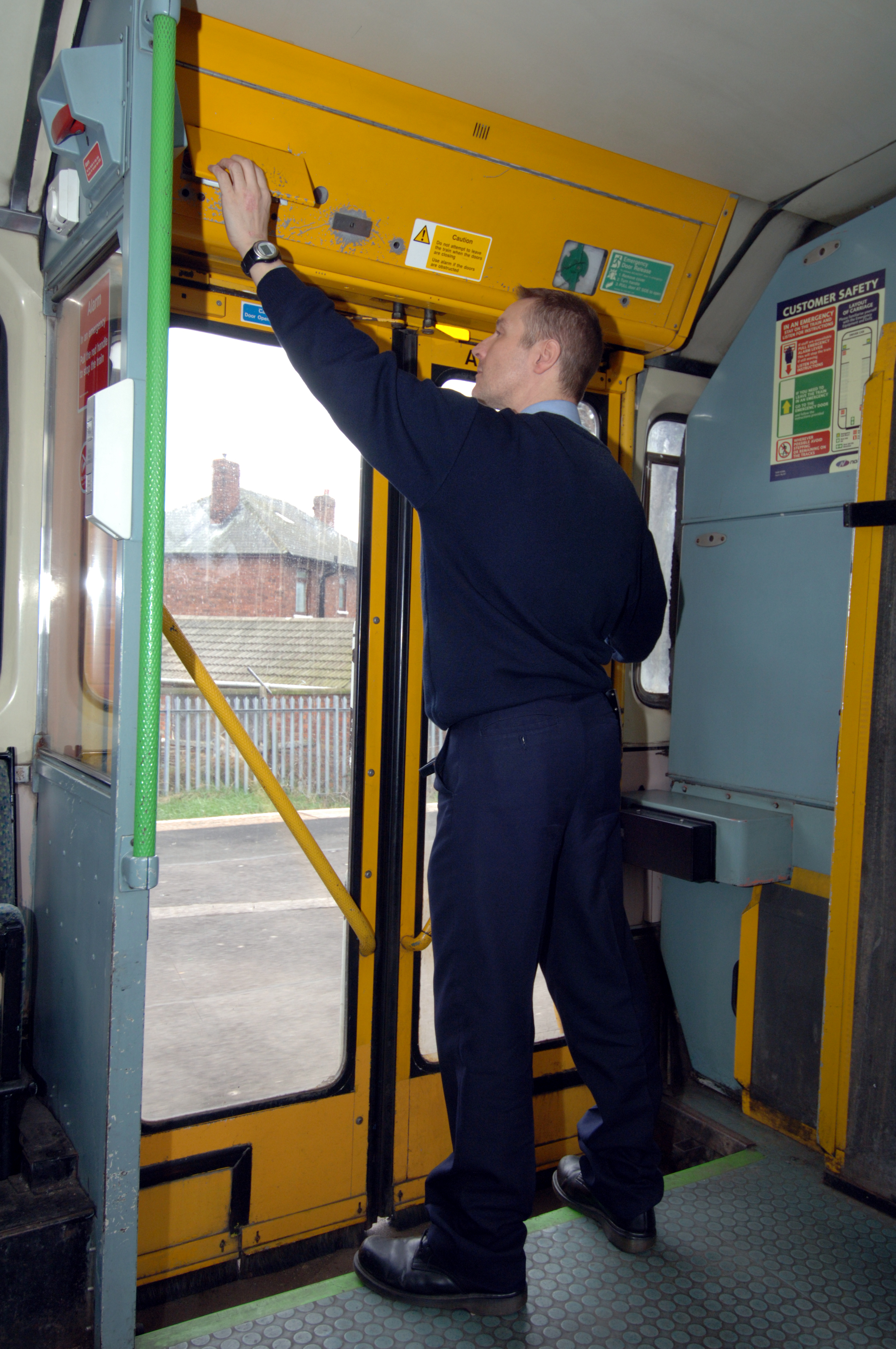 DG14628. Northern conductor at work. 29.2.08.