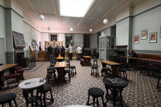 DG283267. Interior of the Kings Head on the station. Huddersfield. 4.10.17