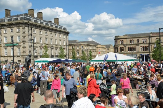 DG60541. Crowds. Huddersfield food drink festival. 14.8.10.