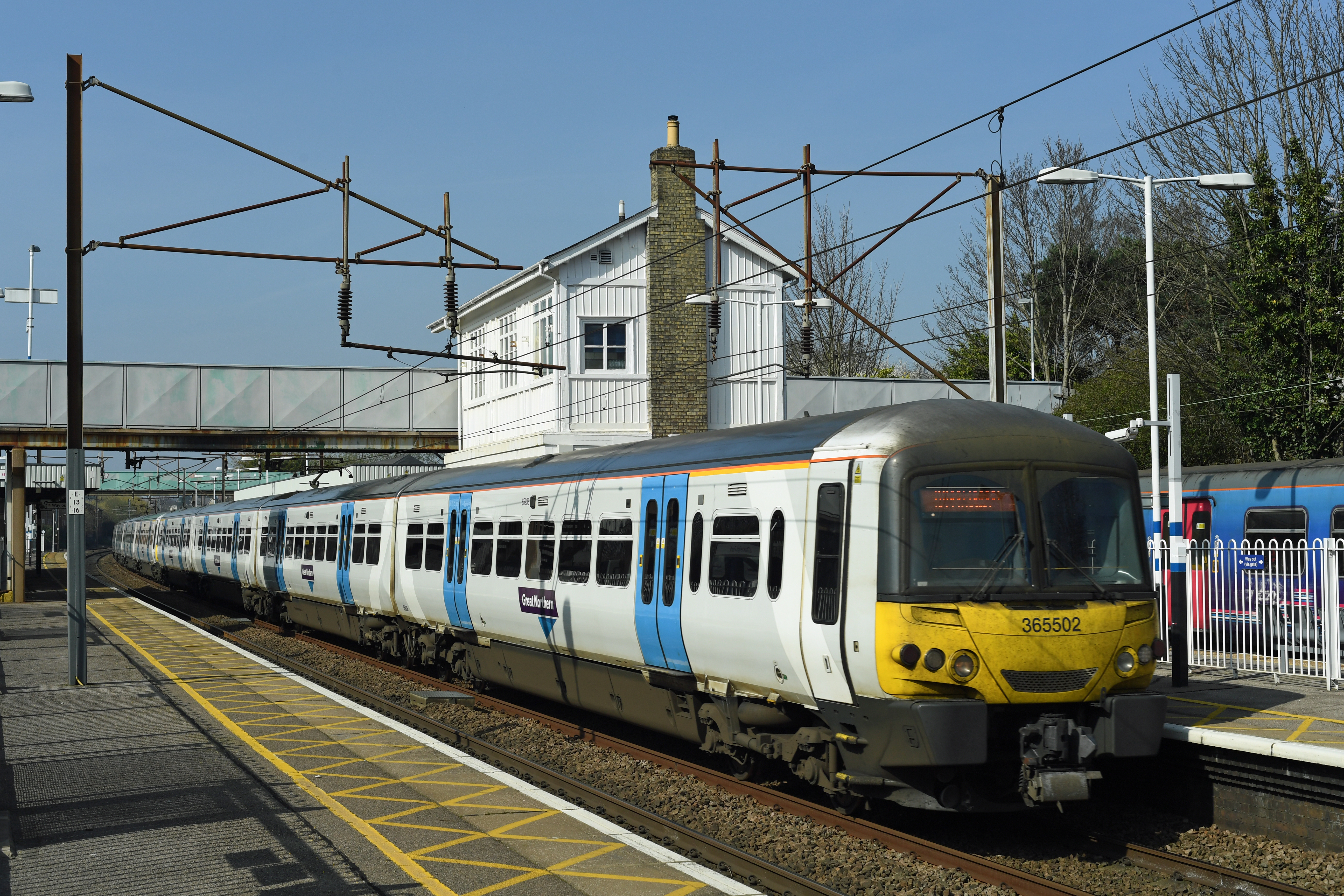 DG268088. 365502. Oakleigh Park. 27.3.17