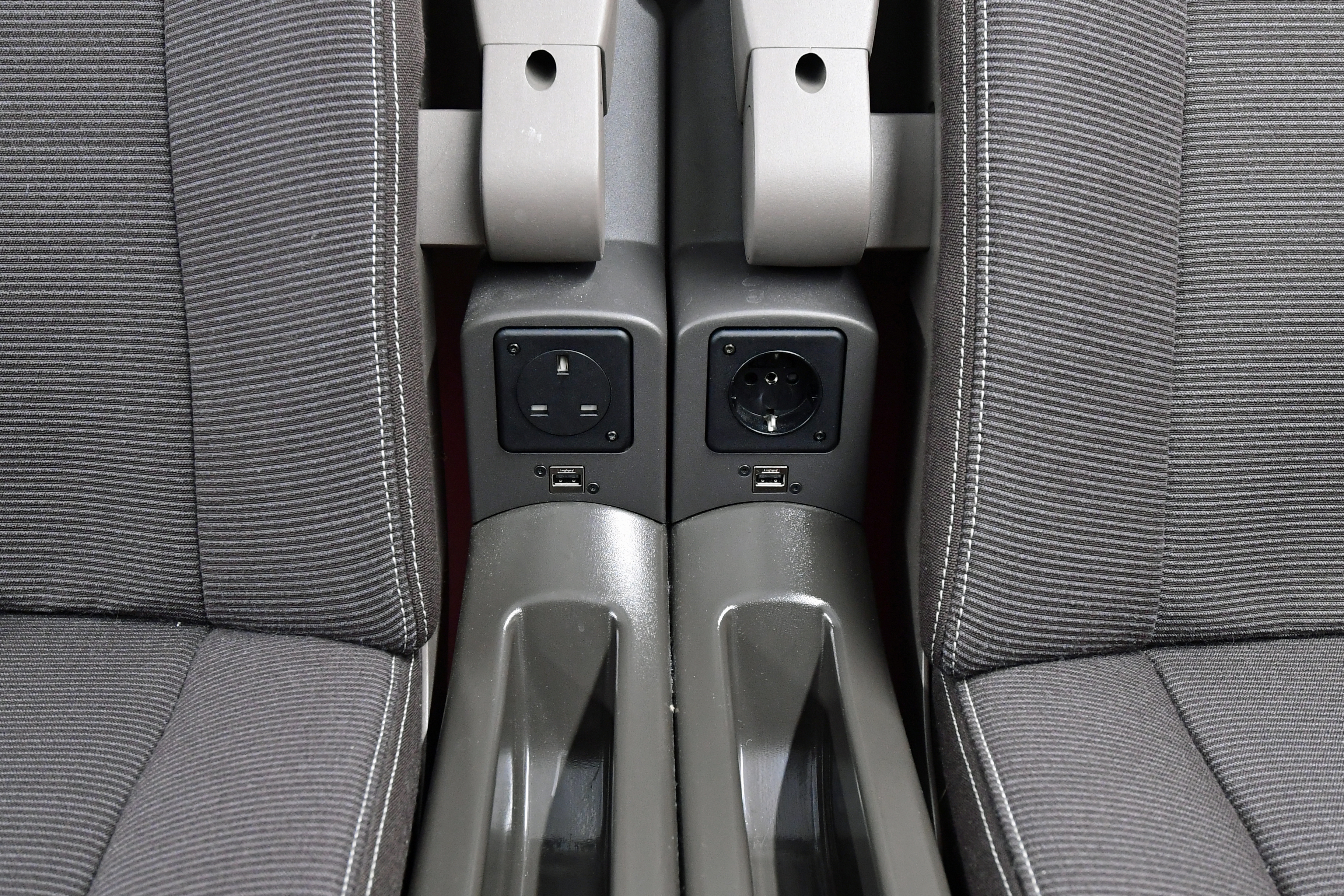 DG270736. 4026. Executive seating showing power and USB sockets. Brussels Midi. Belgium. 23.5.17