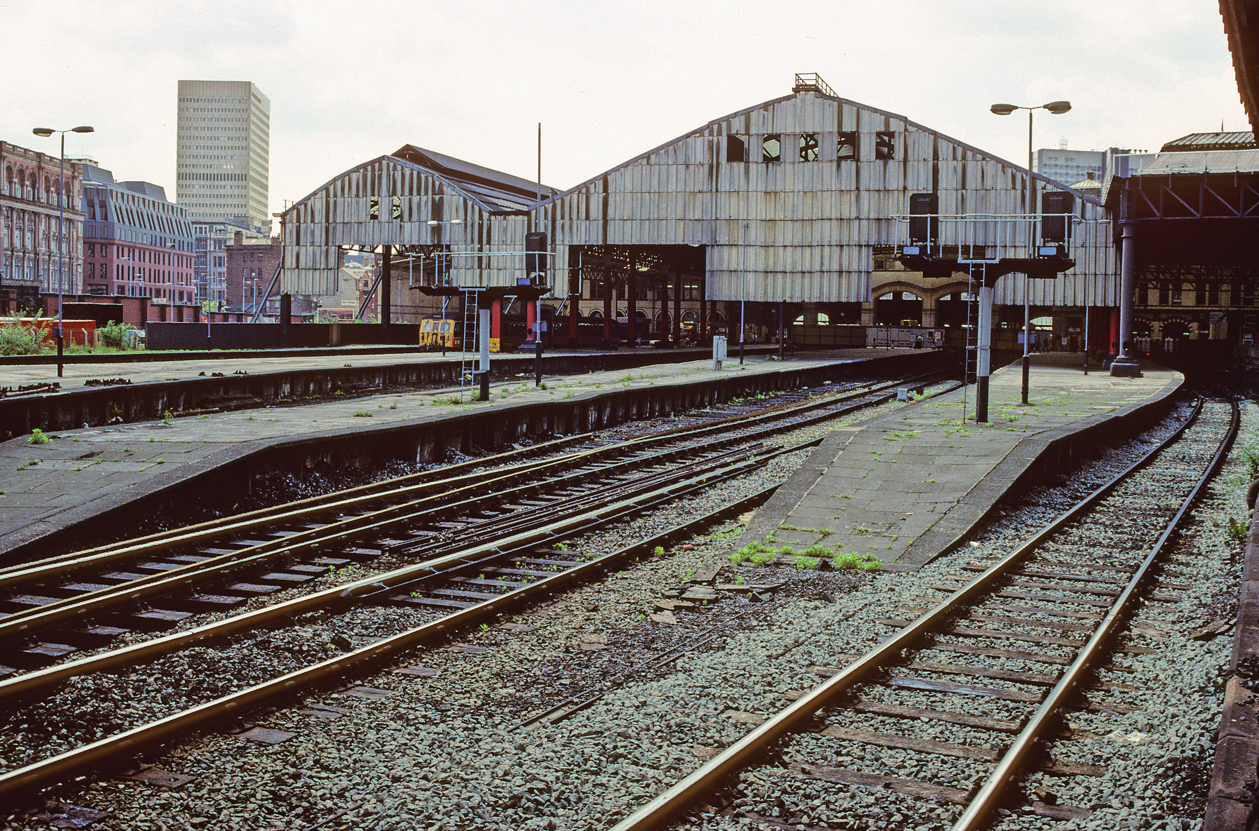 01080. Manchester Victoria. platforms 4 to 10. 25.5.90.