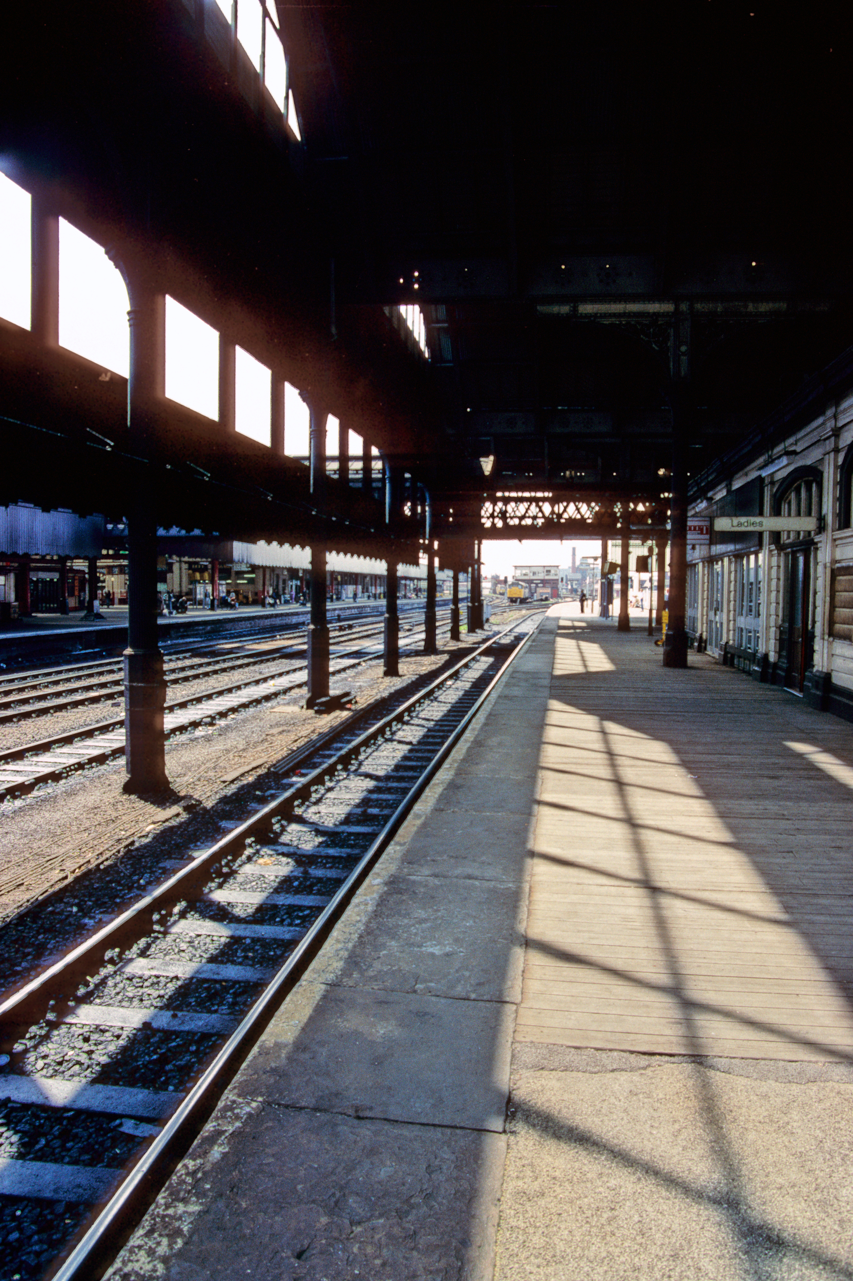01085. Platforms 12-13. Manchester Victoria. 25.5.90.