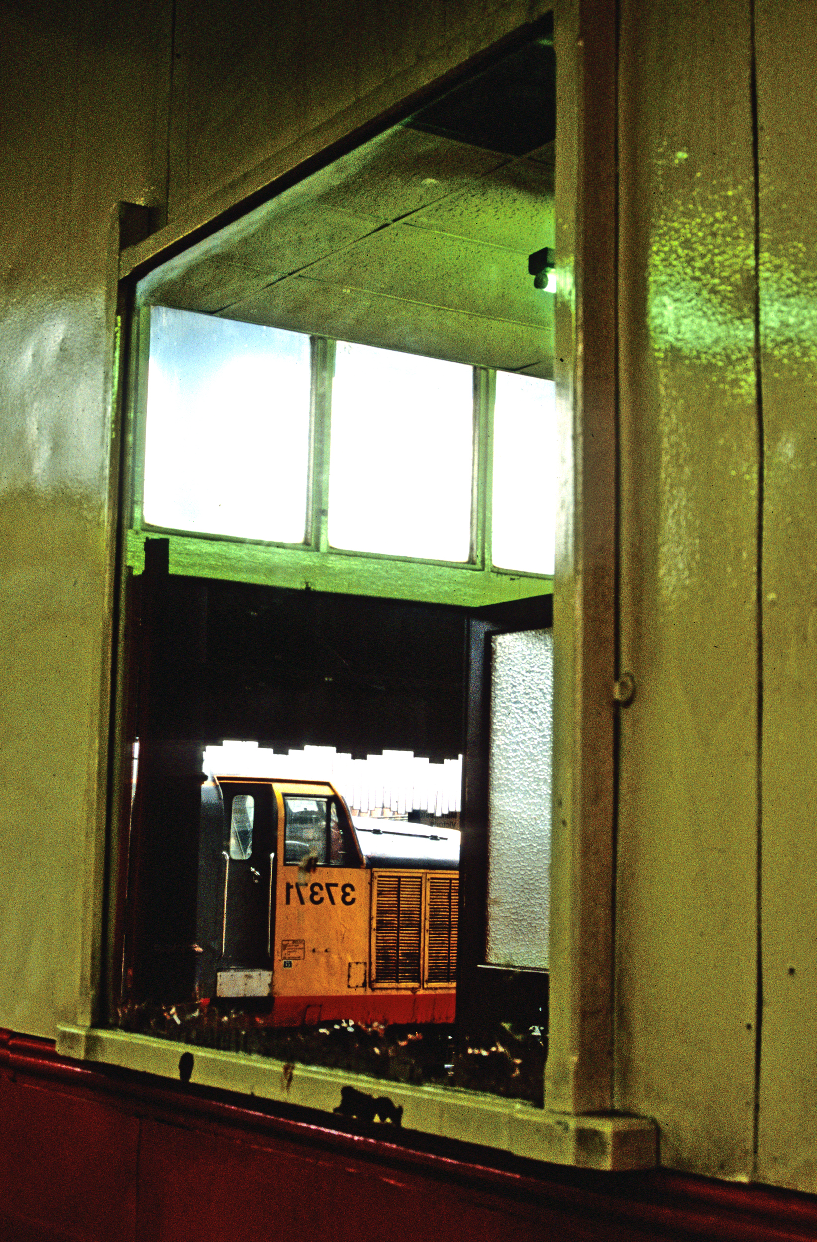 02591. Mirror reflections. Manchester Victoria. 18.6.91.