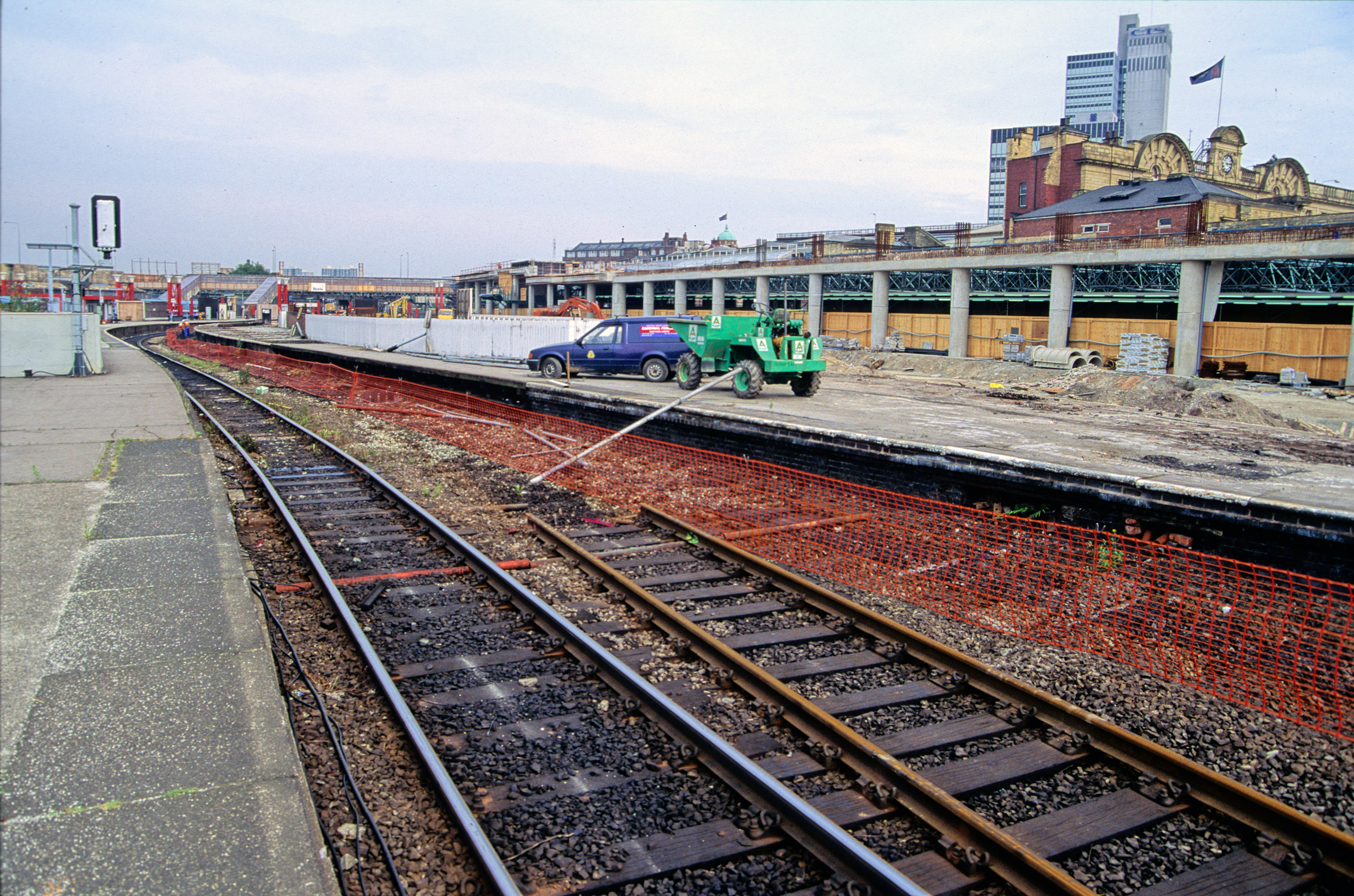 03470. Manchester Victoria. Plat 11-12. 19.8.93.