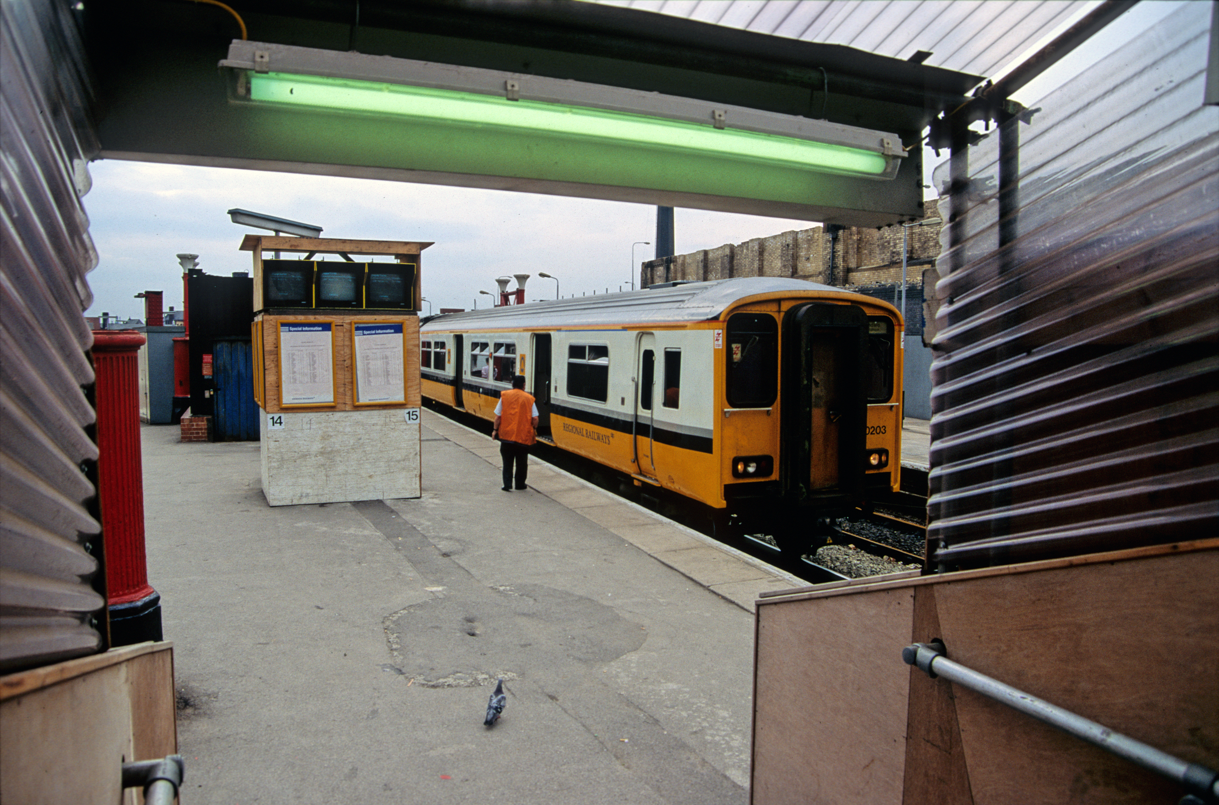 03475. 150203. 17.00 to Rochdale. Man Vic. 19.8.93.