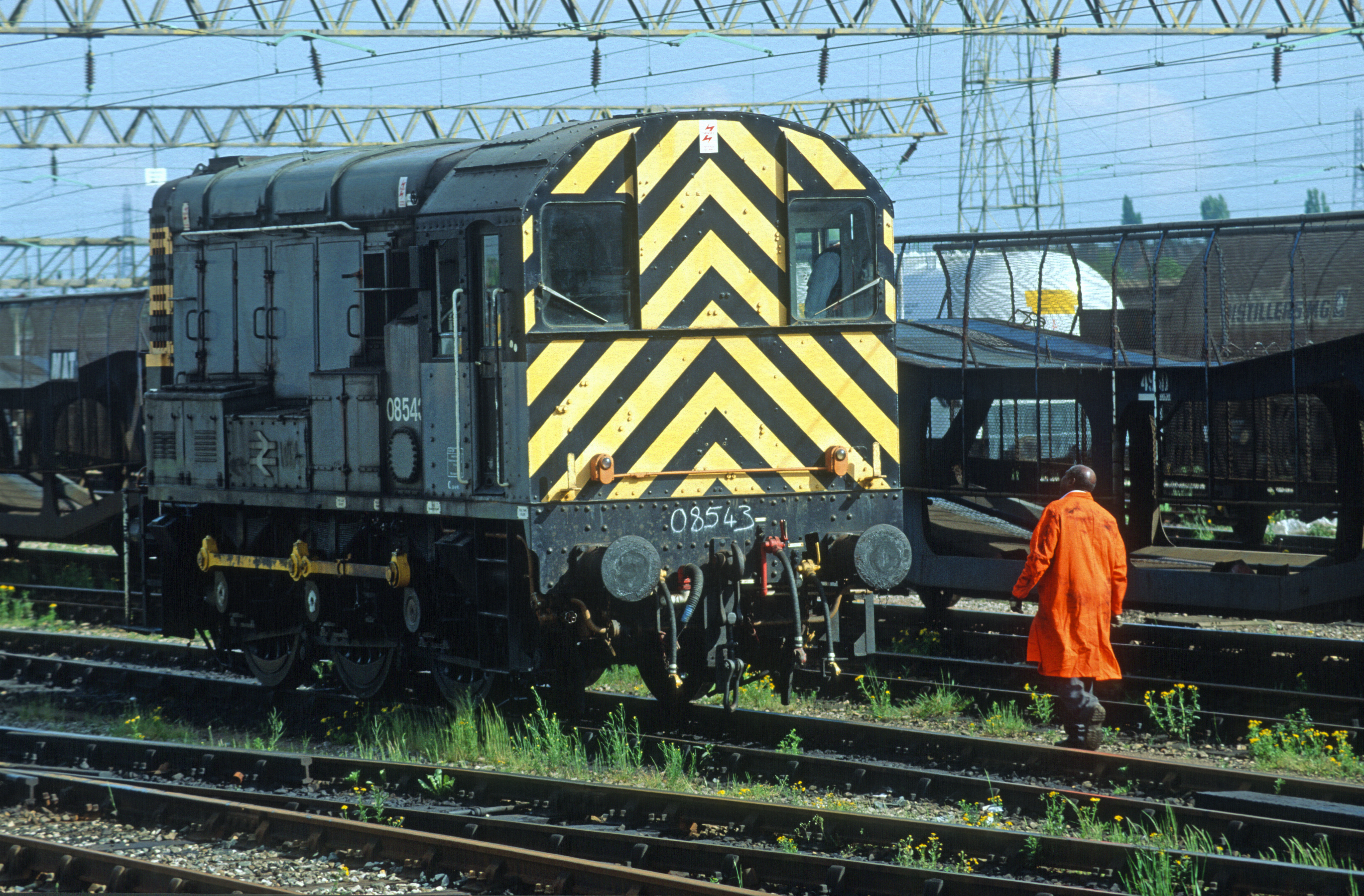 03859. 08543. Shunting the Down yard. Bescot. 2.6.94