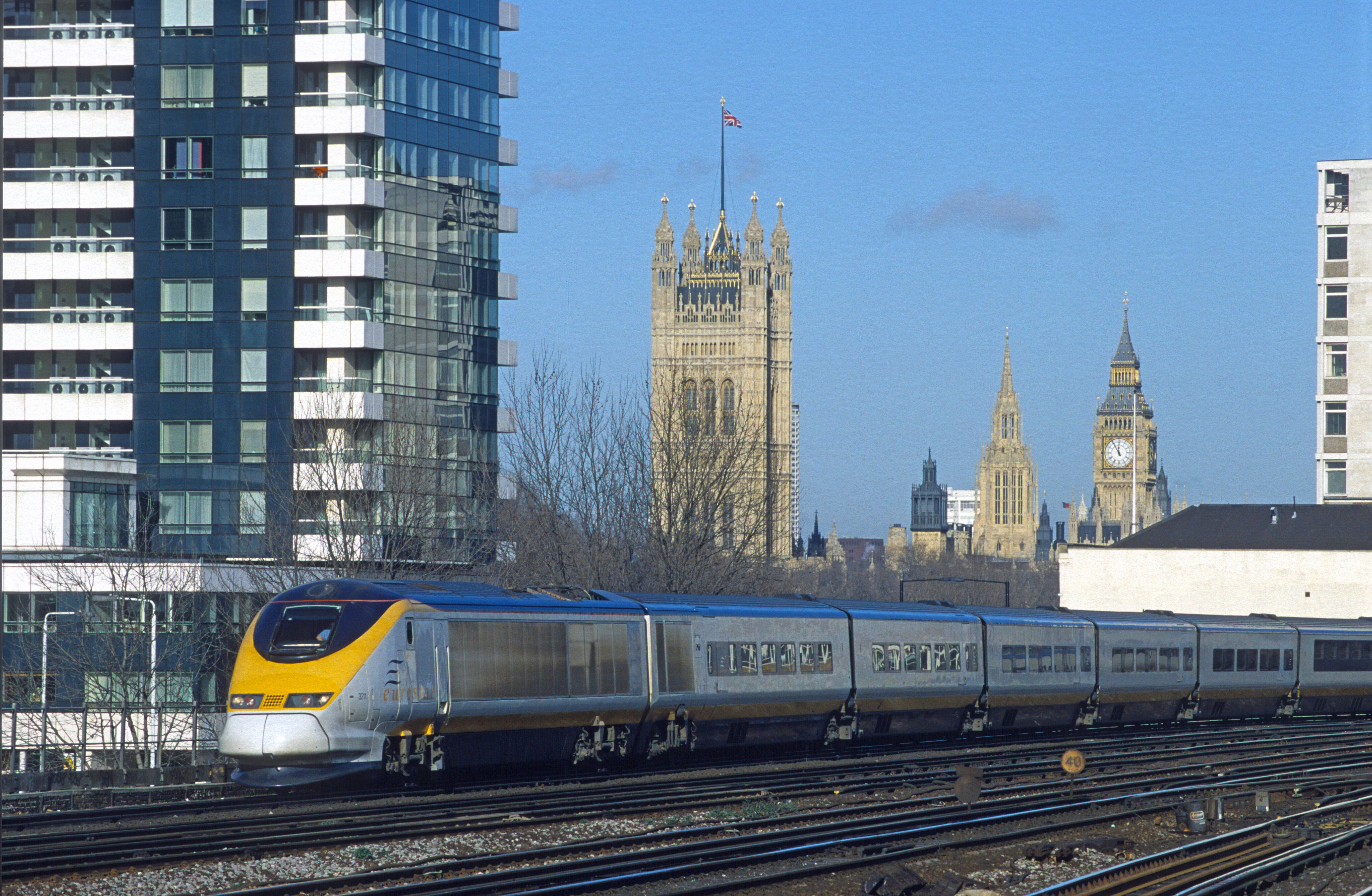 08736. 3211. Eurostar with Parliament in the background. Vauxhall. 25.1.01