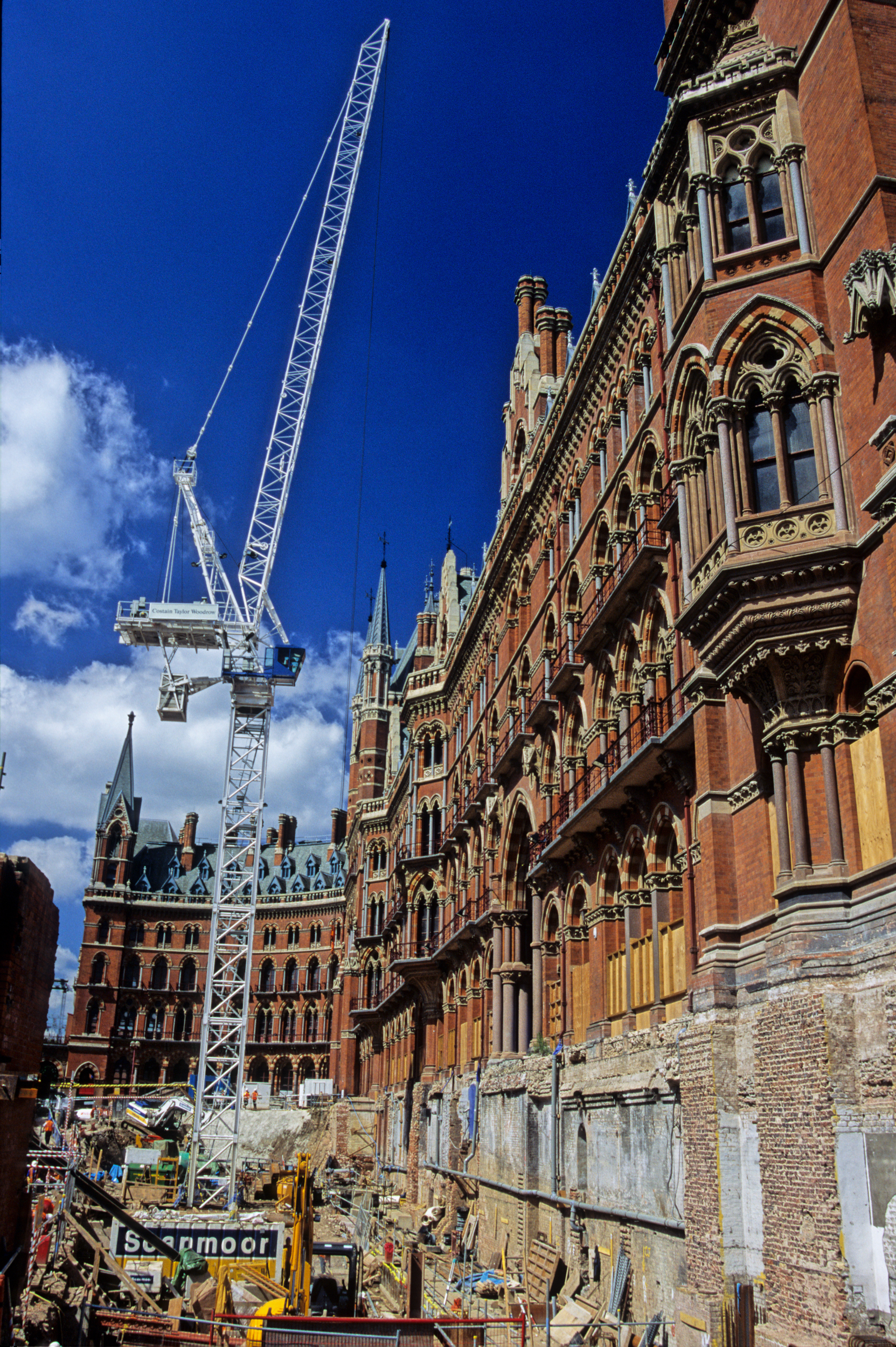 10752. Frontage. St Pancras. 19.6.02. 10752.