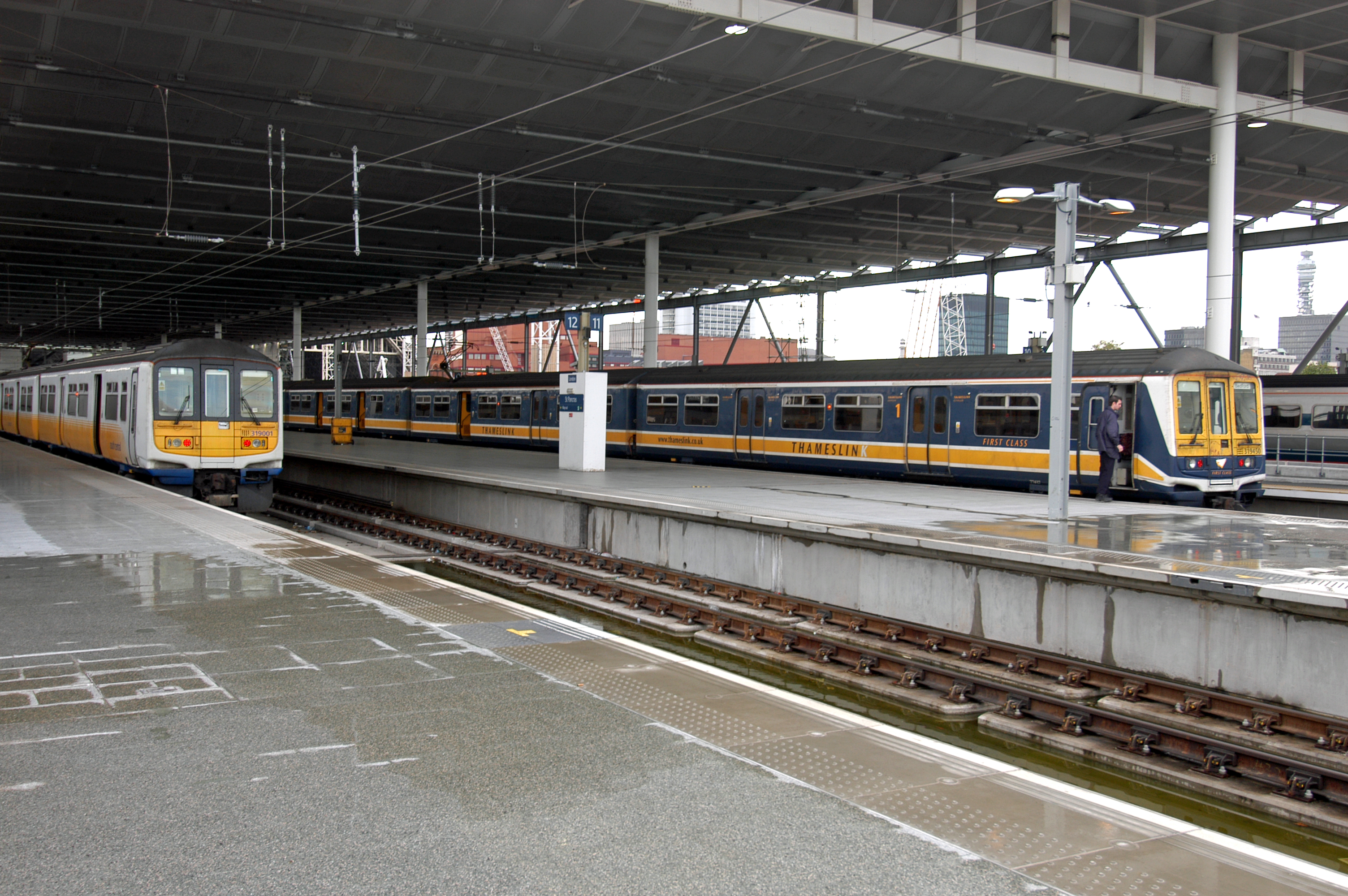 DG02052. 319001. 319450. St Pancras. 29.10.04.