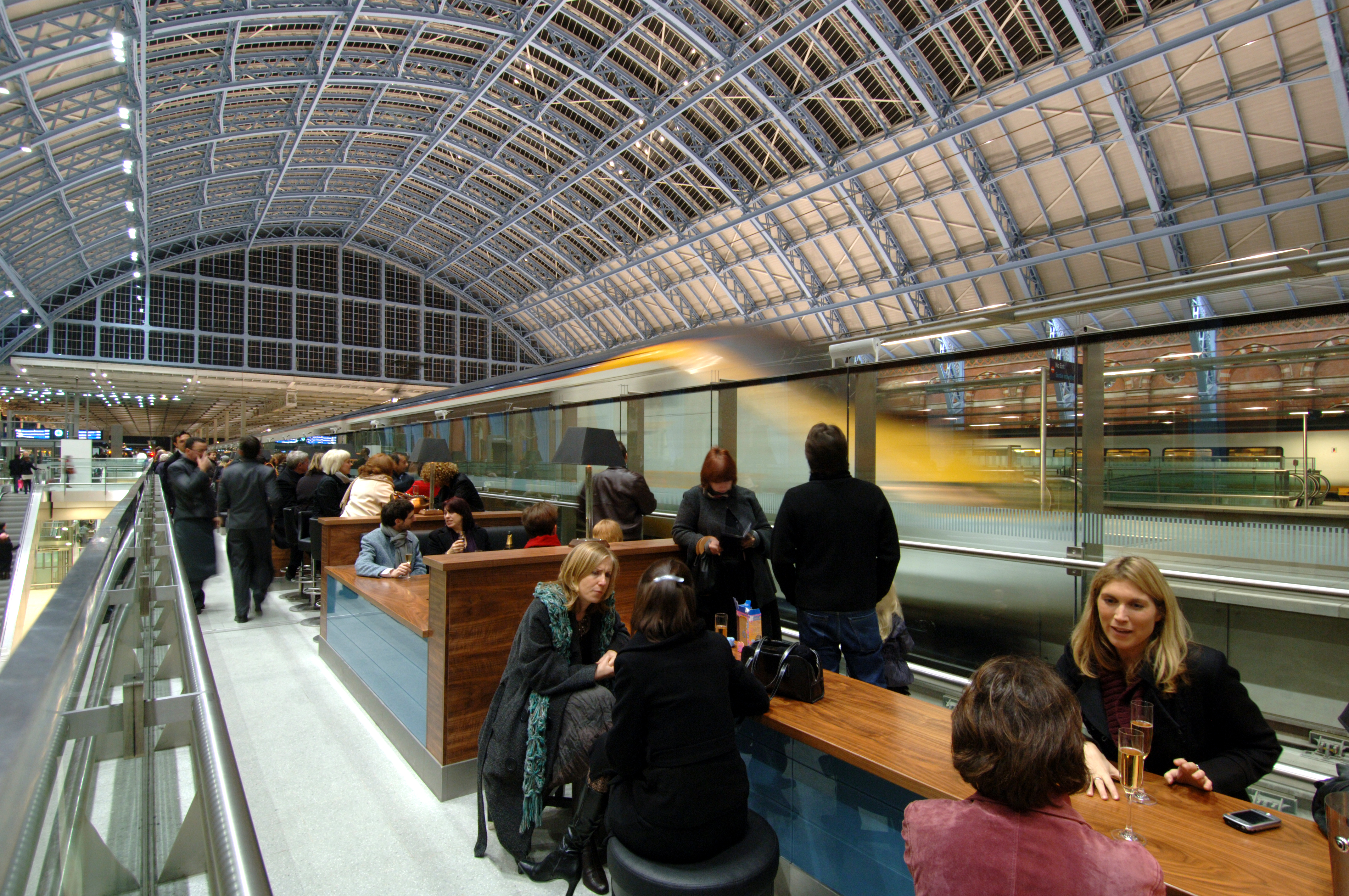 DG13604. Champagne bar. St Pancras International. 14.11.07.