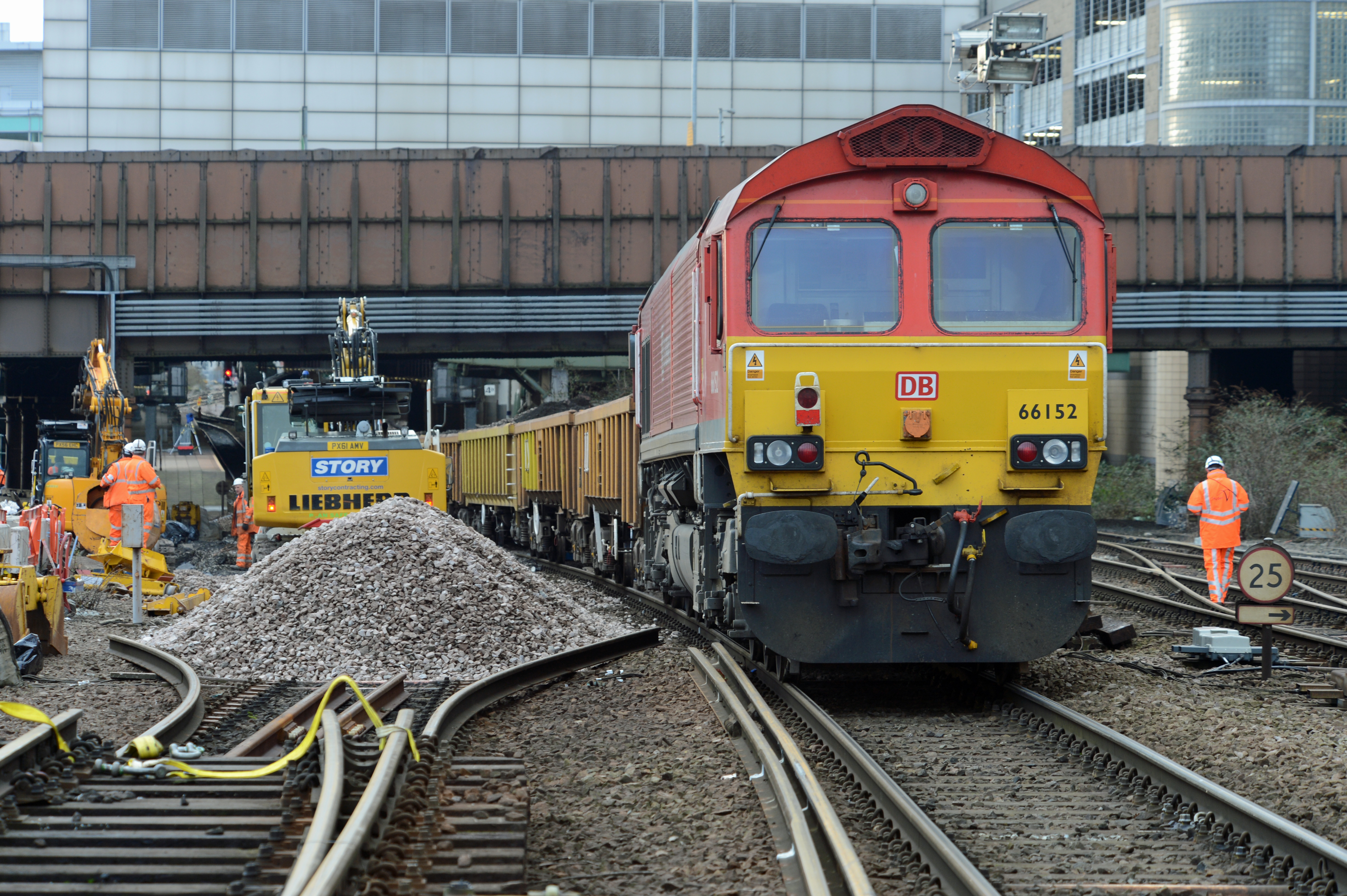 DG166905. 66152. Manchester Victoria. 28.12.13.