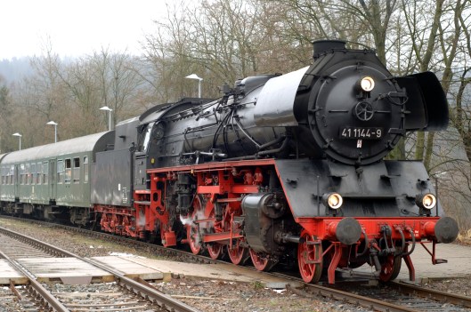 FDG05197. 41 1144 waits at Zella-Mehlis. Germany. 11.2.07