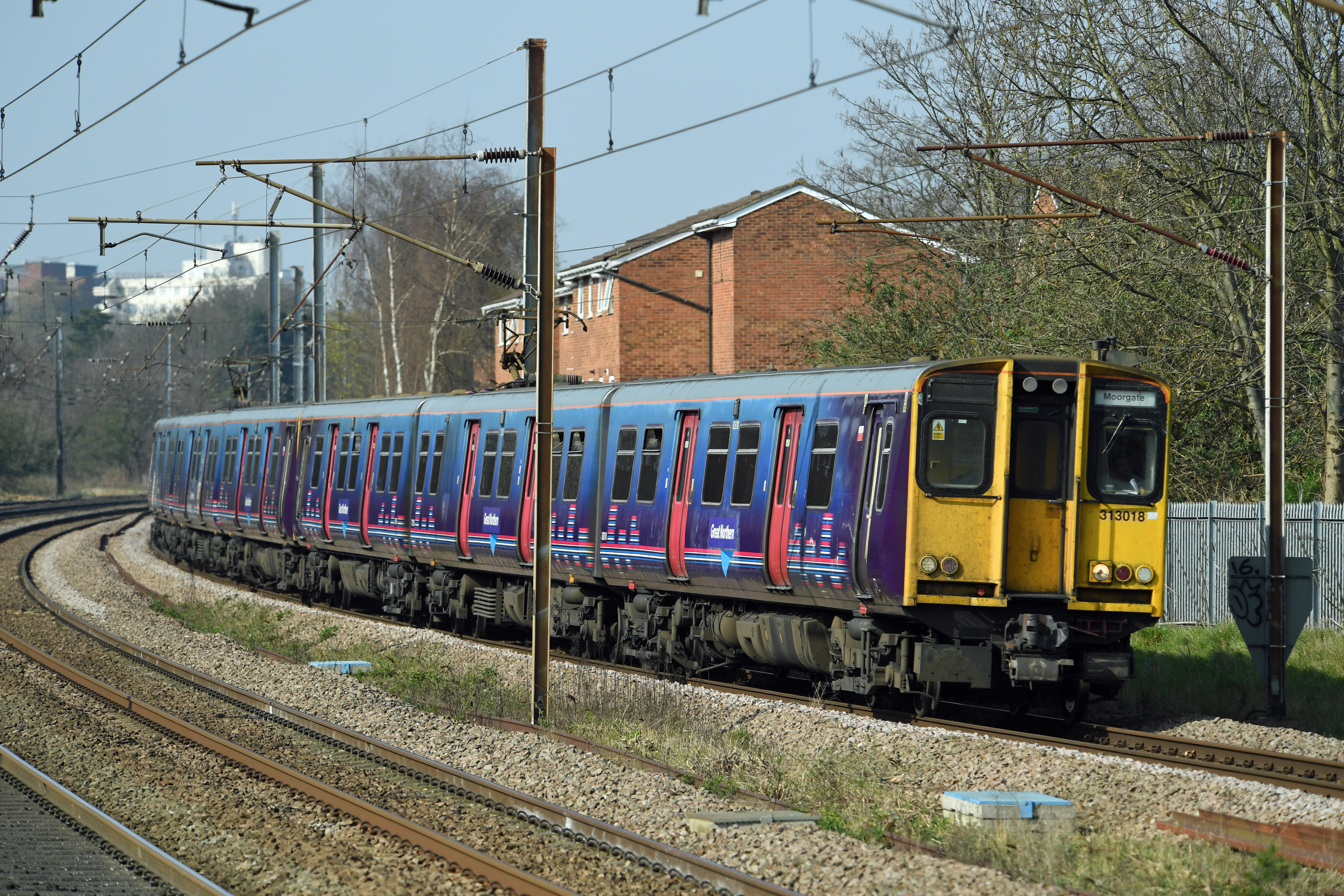 DG268105. 313018. Oakleigh Park. 27.3.17