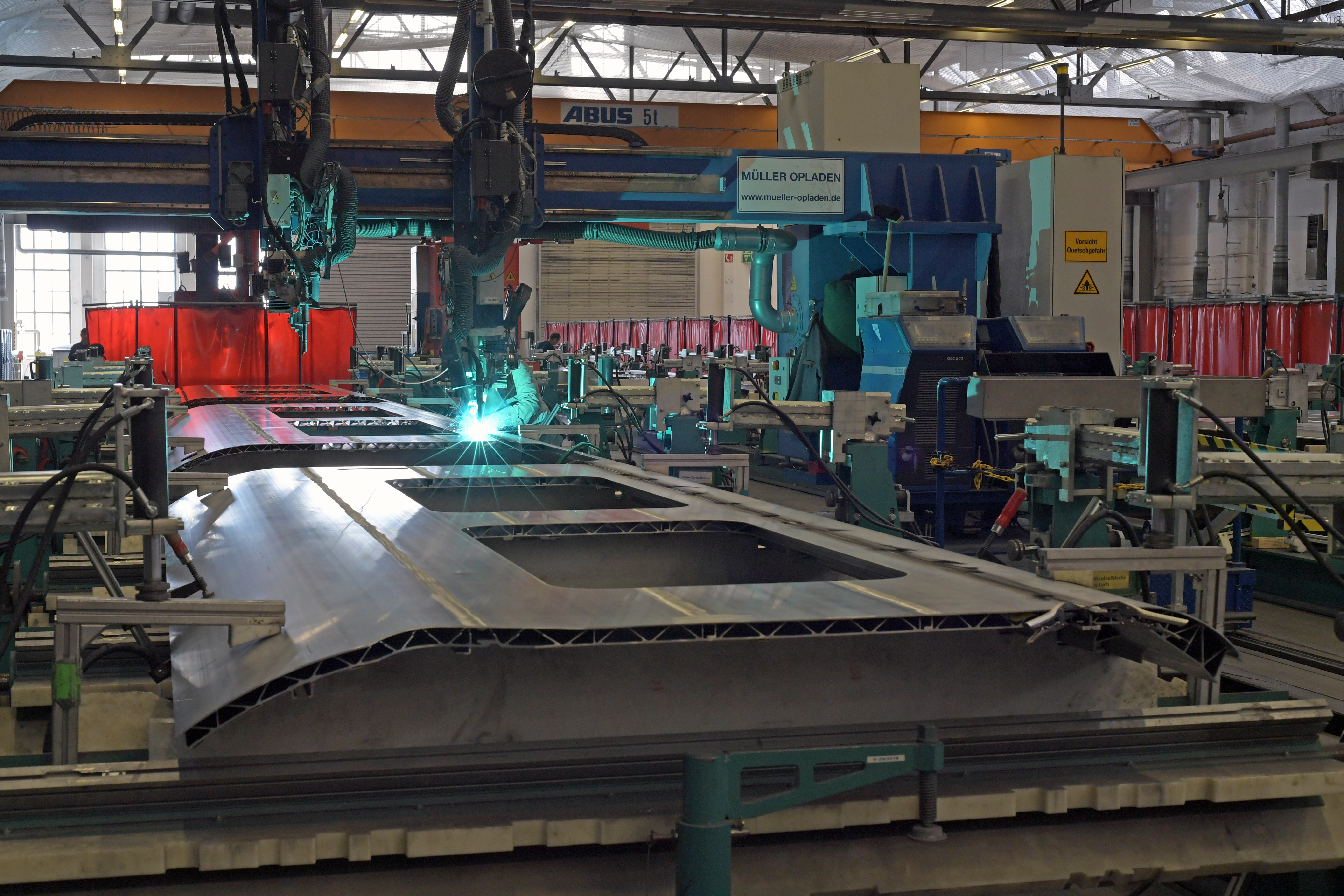 DG295028. Assembling Class 717 bodyshells. Krefield. Germany. 2.5.18