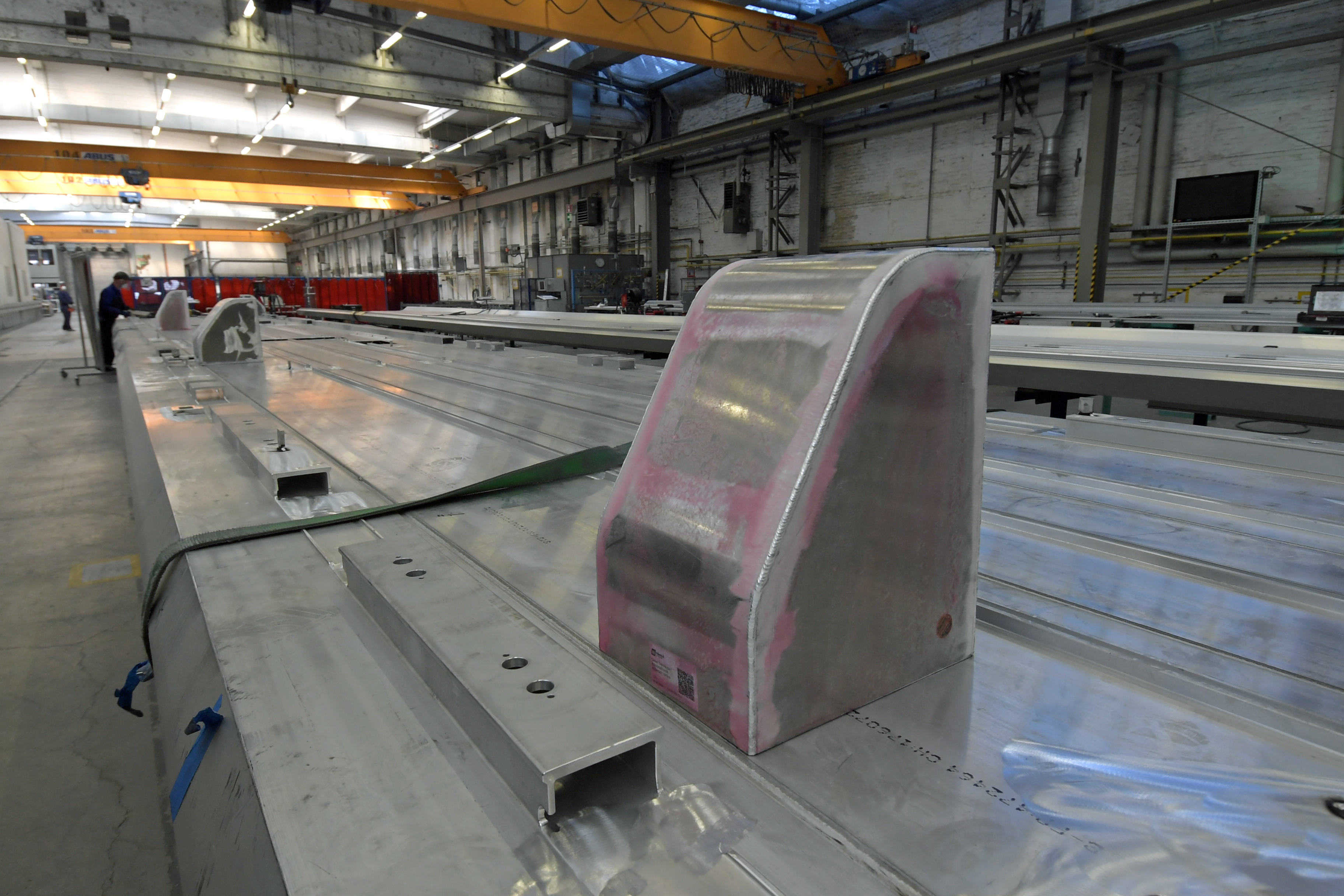 DG295033. Assembling Class 717 bodyshells. Krefield. Germany. 2.5.18