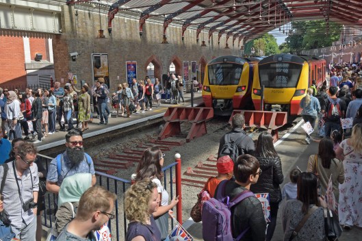 DG296304. Royal wedding crowds. Windsor and Eton central. 19.5.18