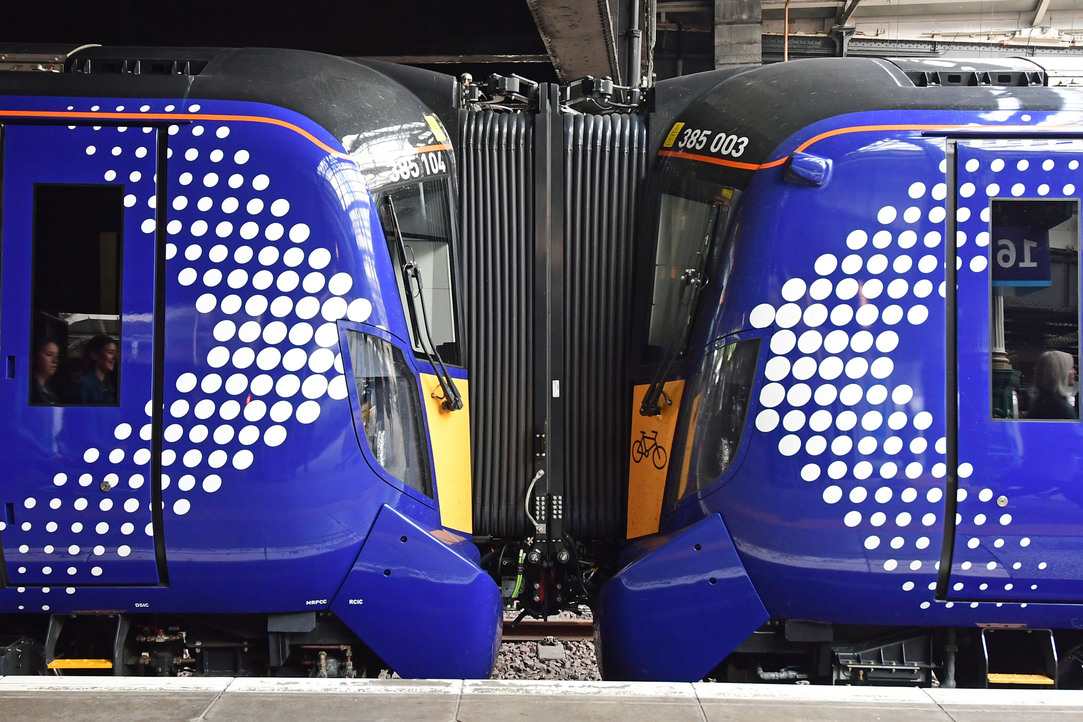 DG304286. 385003. 385104. Edinburgh Waverley. 31.7.18