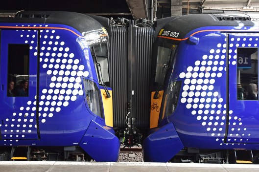 DG304286. 385003. 385104. Edinburgh Waverley. 31.7.18