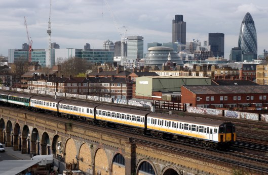 DG03029. 3482. London Bridges approaches. 5.4.05.