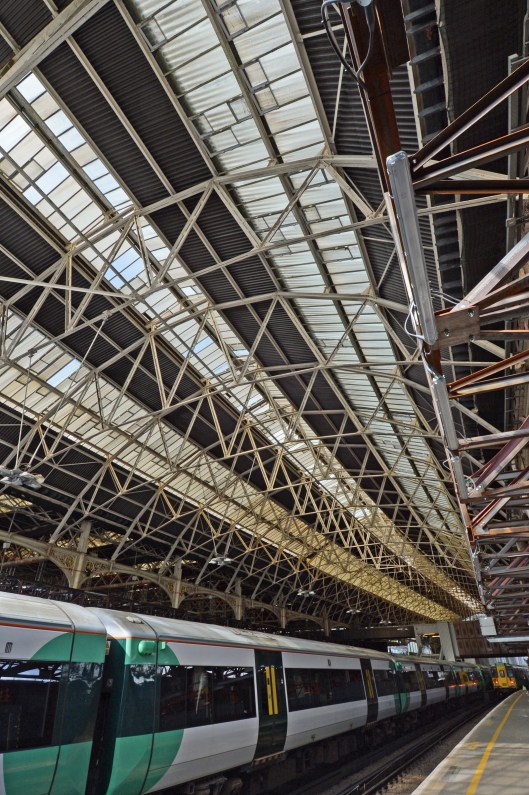 DG123698. Readying the roof for demolition. London Bridge. 11.9.12.
