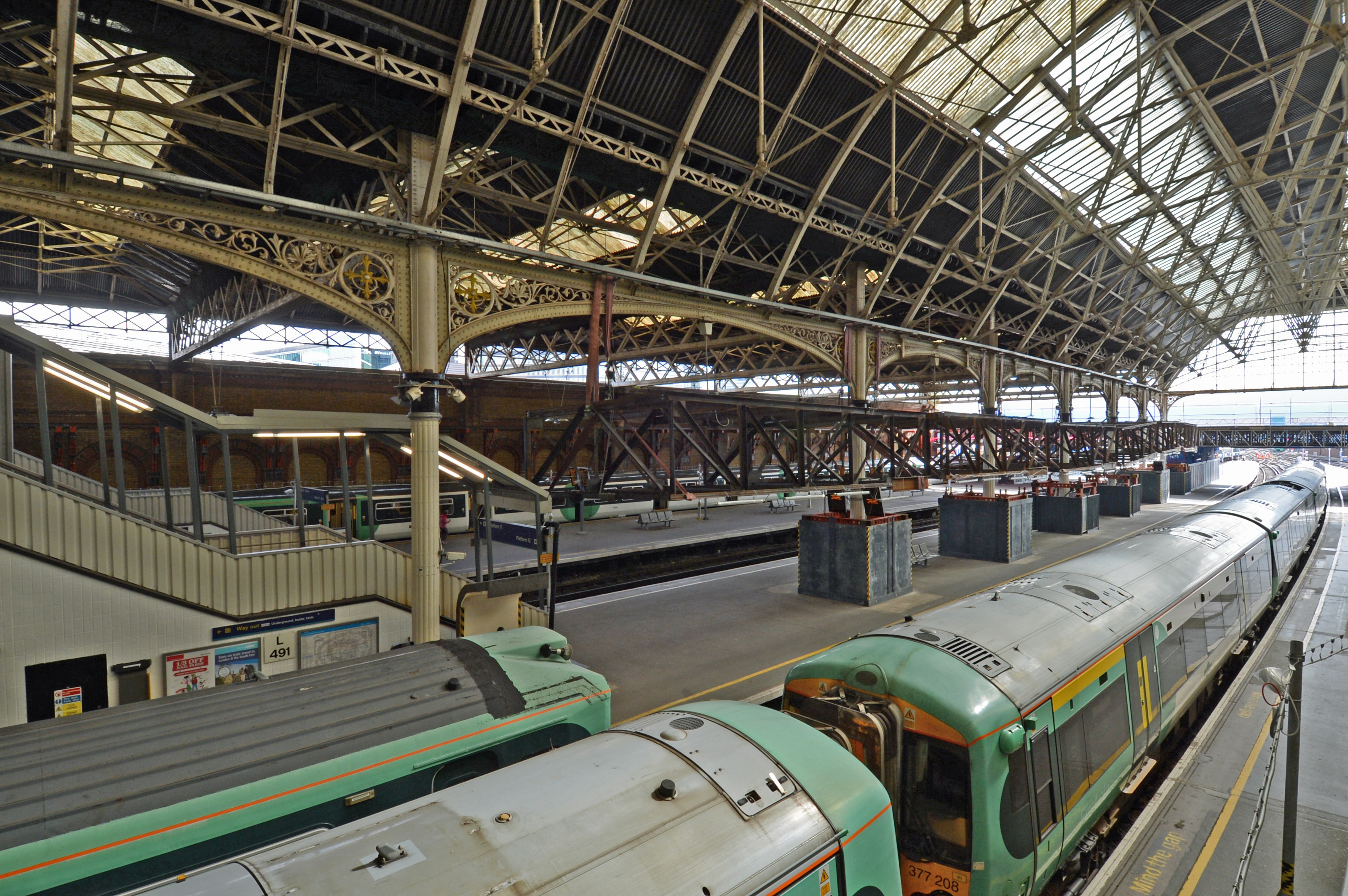 DG123710. Readying the roof for demolition. London Bridge. 11.9.12.