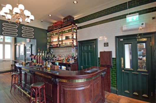 DG305956. The waiting room pub. Durham. 29.8.18crop