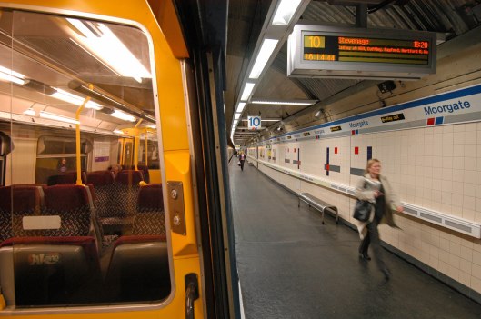 DG00523. Catching the 16.20. Moorgate. 19.4.04.crop