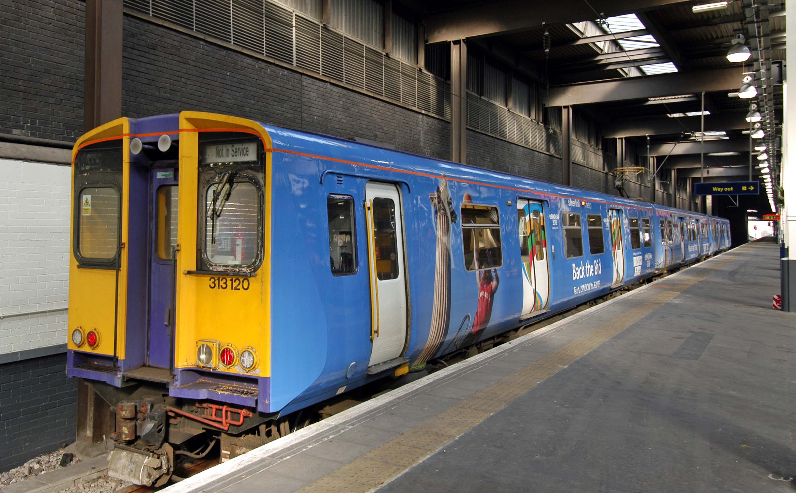 DG03169. 313120. 2012 livery. Euston. 16.4.05.