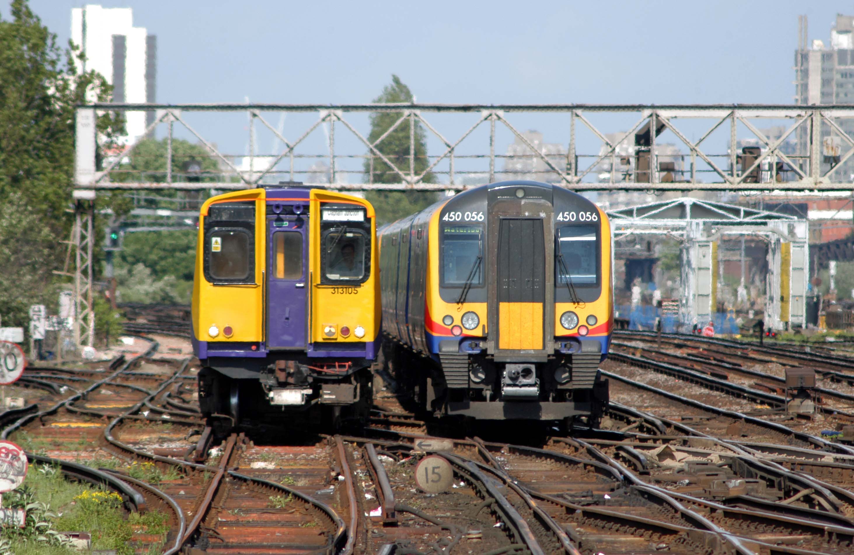 DG03337. 313105. 450056. Clapham Junction. 2.5.05