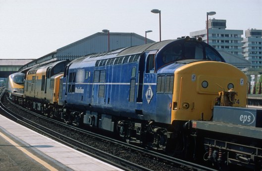05540. 3223 being dragged ECS via Kew from North Pole. 37074. 37185. Clapham Jn. 21.4.1996crop