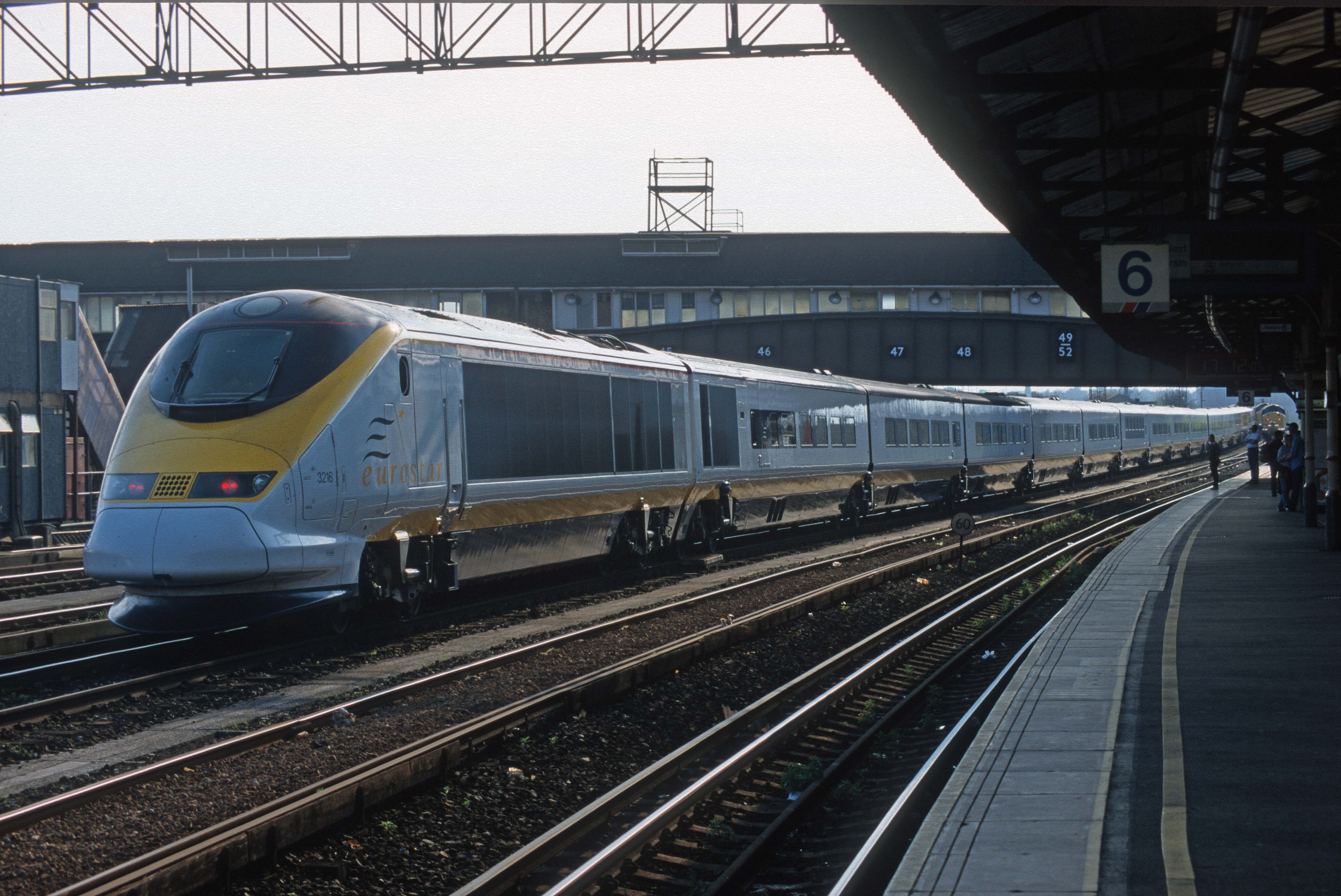 05562. 3216 stabled in the yard. Clapham Jn. 21.4.1996crop