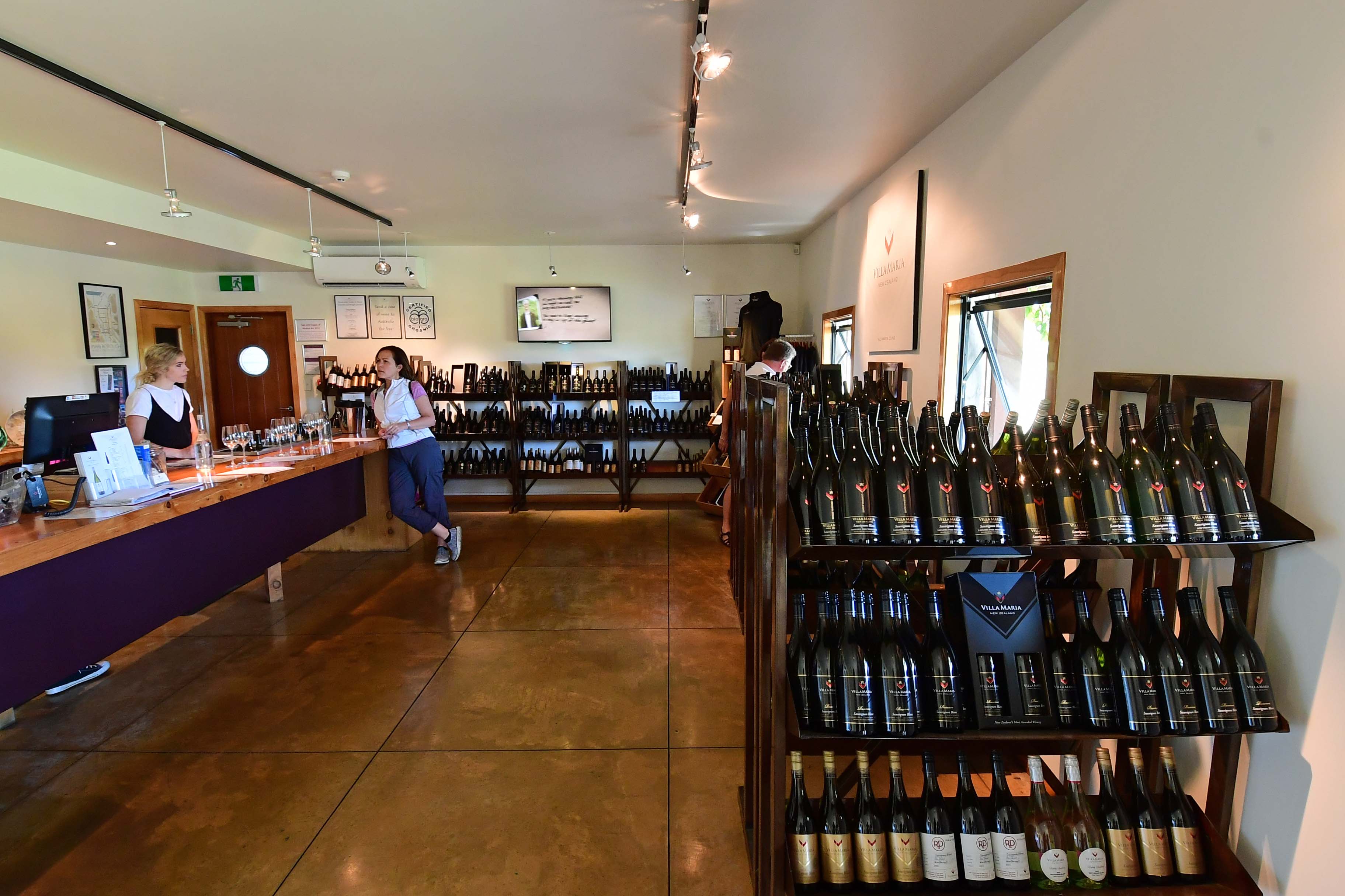 dg316033. villa maria wine shop. blenheim. new zealand. 11.1.19crop