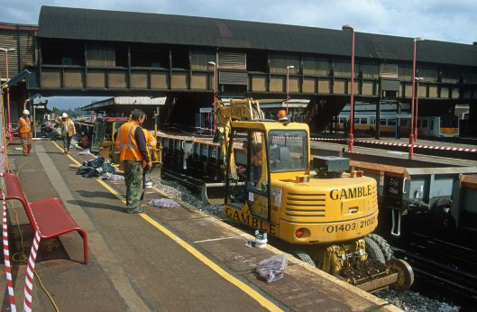 06776. Relaying track in platform 10. Clapham Junction. 31.7.97crop